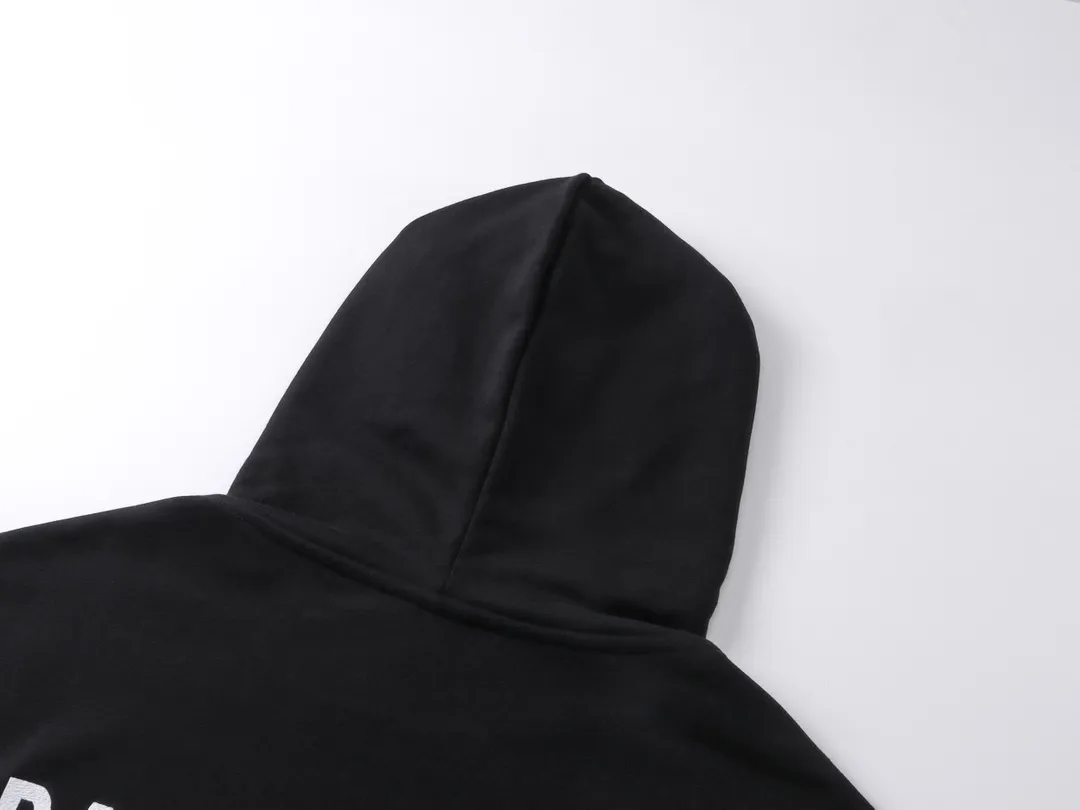 🅿️300 Detailed picture [Top version. Official website quality] BALENCI*GA/Paris#Classic model. Classic LOGO letter embroidered long-sleeved hooded sweatshirt on the front and back. 2024 autumn and winter brick cabinet synchronization.                       The fabric is made of Paris ZP custom-woven and dyed cotton double yarn David coat. The weight is 450 grams. The cloth surface is clean. The cloth pattern is clear, soft and comfortable. The threads are dyed with no color difference. The classic letters are embroidered with an imported Tajima embroidery machine. The letters are clear and the effect is three-dimensional, restoring the brick cabinet. The version adopts the OS loose shoulder style. The same style for men and women. Coding: BL238039 Color: black, ash, purple, khaki, off-white Size: XS S M L