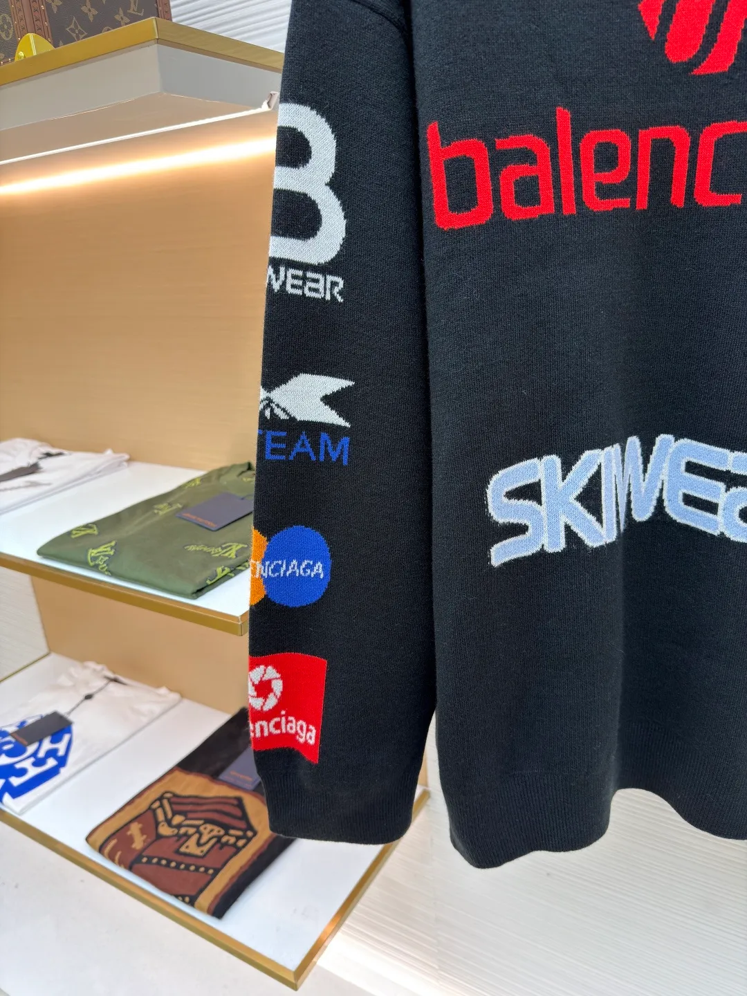 Balenciaga SKI ski series letter jacquard turtleneck sweater ●Original version: purchased and developed in 7017 ●Item number: 1681040-C10 ●Fabric: wool blended fabric ●Technology: jacquard production ●Version: loose version ●Weight: about 720 grams ●Size: The sleeves on both sides are designed with multiple logos and heavy jacquard design. The jacquard and fabric are integrated into one, and the ribbed collar is custom-woven. The overall wiring is straight and delicate, the fabric is comfortable and soft, and the color is consistent without color difference. It can be matched with the same style to create a fashionable look and control various occasions. Customized accessories, complete with three standards, same style for men and women!
