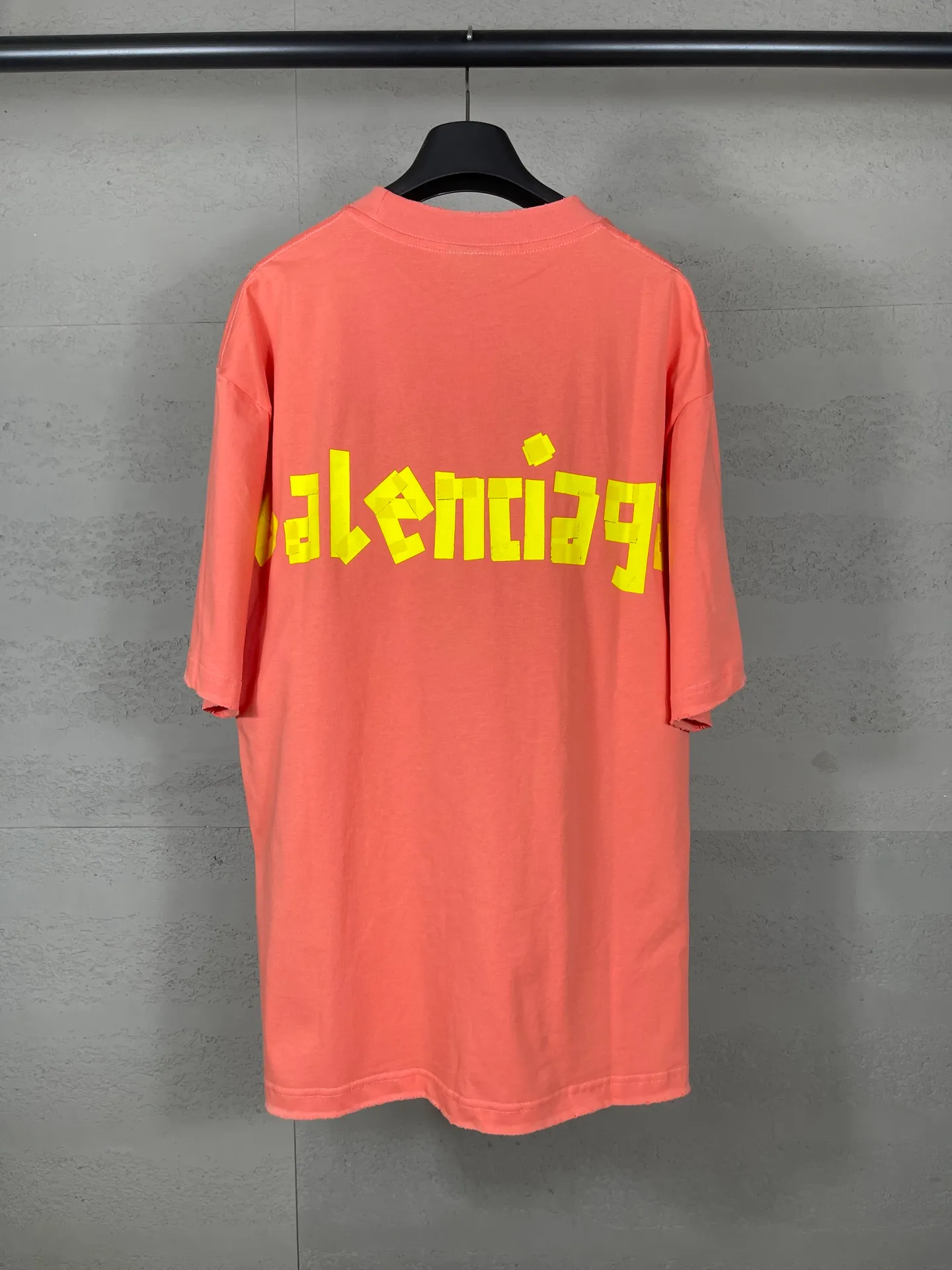 🅿️194 Actual pictures [Top version. Official website quality] BALENCI*GA/Paris. 25ss latest classic model. The tape printing adopts computer direct printing, and the ready-made clothes are washed and worn short-sleeved T-shirts. Brick cabinet synchronization. The fabric is made of Paris ZP custom-woven and dyed cotton double yarn compact cotton. The weight is 260 grams, the cloth surface is clean. The cloth pattern is clear, soft and comfortable, and the thread is dyed with no color difference. The classic pattern uses computer direct printing, the letters are clear and the effect is three-dimensional. Restored brick cabinet. The garments were washed and aged, and polished by many hands. Produced by ultra-heavy craftsmanship, the market currency is very different, welcome to compare.                                 The version adopts OS loose shoulder design. The same style for men and women. Code: BL253711 Color: Orange, washed black Size: XS S M L
