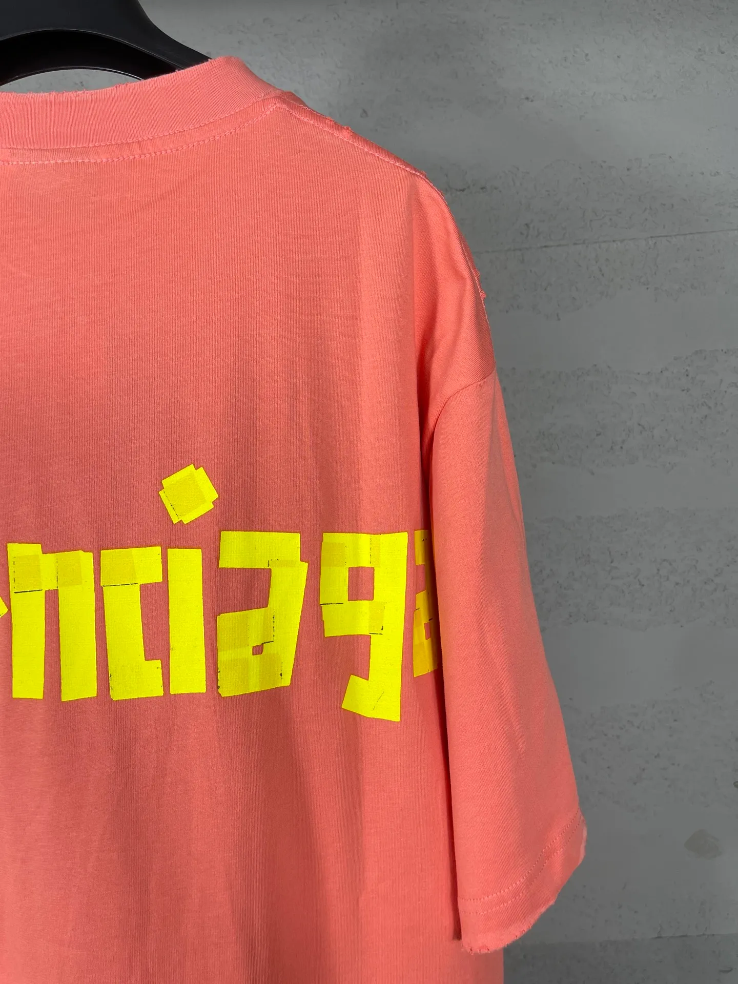 🅿️194 Actual pictures [Top version. Official website quality] BALENCI*GA/Paris. 25ss latest classic model. The tape printing adopts computer direct printing, and the ready-made clothes are washed and worn short-sleeved T-shirts. Brick cabinet synchronization. The fabric is made of Paris ZP custom-woven and dyed cotton double yarn compact cotton. The weight is 260 grams, the cloth surface is clean. The cloth pattern is clear, soft and comfortable, and the thread is dyed with no color difference. The classic pattern uses computer direct printing, the letters are clear and the effect is three-dimensional. Restored brick cabinet. The garments were washed and aged, and polished by many hands. Produced by ultra-heavy craftsmanship, the market currency is very different, welcome to compare.                                 The version adopts OS loose shoulder design. The same style for men and women. Code: BL253711 Color: Orange, washed black Size: XS S M L