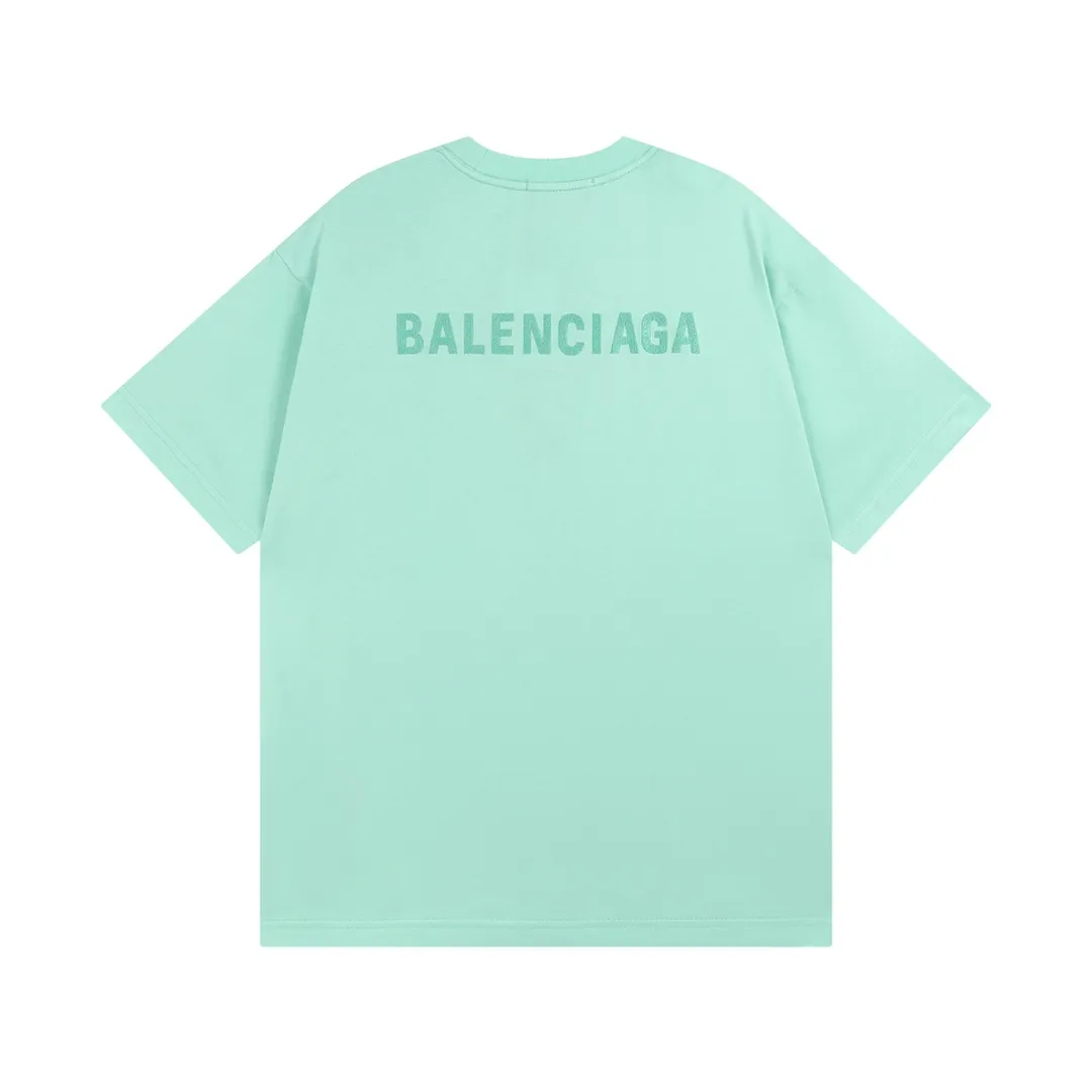🅿️166 Detailed pictures [Top version. Official website quality] BALENCI*GA/Paris #Classic style. Classic letter embroidered short-sleeved T-shirt on the front and back #2023 spring and summer brick cabinet synchronization.                       The fabric is made of Paris ZP custom-woven and dyed cotton double yarn, weighing 260 grams. The cloth surface is clean. The cloth pattern is clear, soft and comfortable. The threads are dyed with no color difference. The classic letters are embroidered with an imported embroidery machine. The letters are clear and the effect is three-dimensional, restoring the brick cabinet. The version adopts the OS loose shoulder style. Same style for men and women. Coding: BL223006 Color: smoke gray, purple, light green, peacock blue, black, rice coffee, gray green Size: XS S M L