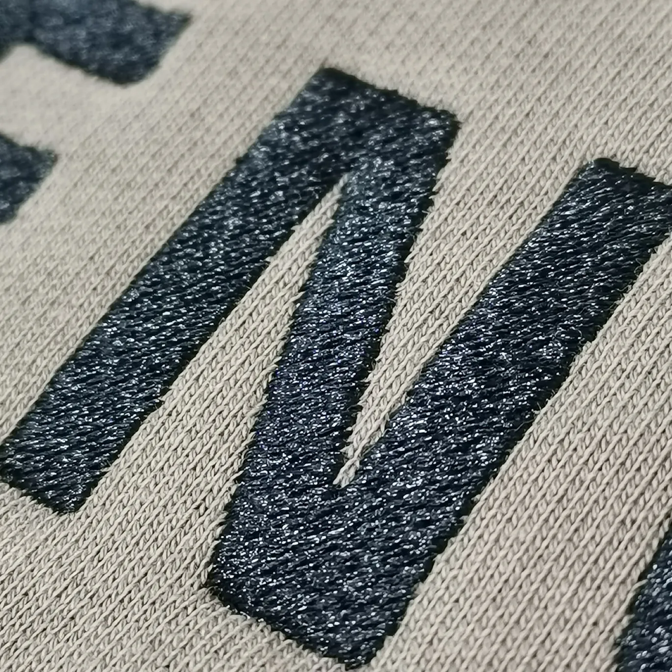 Additional details——Spring and autumn top-notch proven version BALENCIAGA basic letters with large LOGO on the back pure cotton loose loose male and female couples the same fashion brand high-end embroidered pure cotton round neck sweatshirt. The god of simplicity in Paris, a volume sought after by many stars. Lisa’s favorite basic short-sleeved Paris style, which has a very high appearance rate. Wear alone, paired with jeans, shorts, and sweatpants, it's a versatile style. Xiaohongshu, a hot item on INS, a must-have for Paris fans.  Using Tajima embroidery technology imported from Japan, the printing looks very three-dimensional and full, with no threads. Regardless of the size, the front and back letters can be expressed perfectly! The fabric is made of 460g pure cotton combed terry fabric!  A complete set of customized tags, collar tags, washed, plastic bags, and most importantly, a complete set of bags, tag codes, and codes are all authentic.  Color: mint green dark brown Size: XS-L P:370