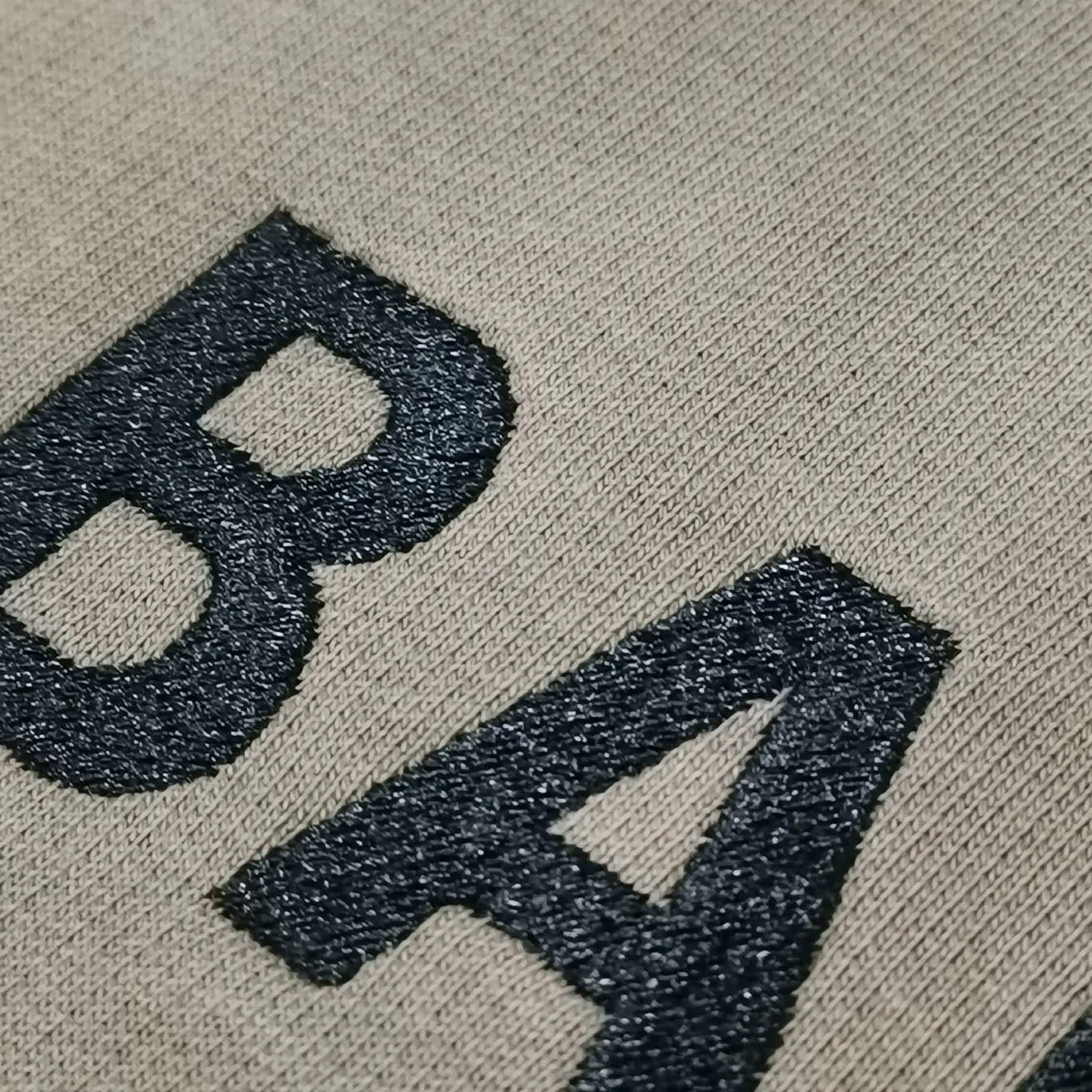 Additional details——Spring and autumn top-notch proven version BALENCIAGA basic letters with large LOGO on the back pure cotton loose loose male and female couples the same fashion brand high-end embroidered pure cotton round neck sweatshirt. The god of simplicity in Paris, a volume sought after by many stars. Lisa’s favorite basic short-sleeved Paris style, which has a very high appearance rate. Wear alone, paired with jeans, shorts, and sweatpants, it's a versatile style. Xiaohongshu, a hot item on INS, a must-have for Paris fans.  Using Tajima embroidery technology imported from Japan, the printing looks very three-dimensional and full, with no threads. Regardless of the size, the front and back letters can be expressed perfectly! The fabric is made of 460g pure cotton combed terry fabric!  A complete set of customized tags, collar tags, washed, plastic bags, and most importantly, a complete set of bags, tag codes, and codes are all authentic.  Color: mint green dark brown Size: XS-L P:370