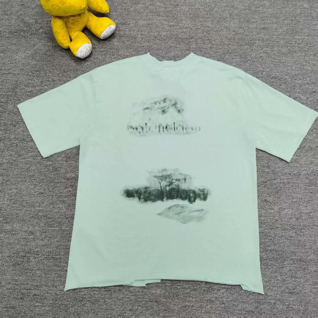 [Top version. Official website quality] BALENCI*GA/Paris BALENCI*GA#25 Paris new model, blurred pattern on the front and back, white ink direct spray, washed with water, worn and damaged, old hem, hand-polished short-sleeved T-shirt. Brick cabinet synchronization. The old and worn ZP is the same, welcome to compare. The fabric is made of Paris ZP custom-woven and dyed 100% cotton double-yarn compact cotton. The weight is 260 grams. The cloth surface is clean. The cloth pattern is clear. Soft and comfortable. Good color fastness. Not easy to change color. The threads are woven and dyed with no color difference. The printing uses white ink computer direct printing, and the garments are washed, worn and worn, and the craftsmanship is extremely heavy. Jubie market makes goods based on pictures. Comparisons welcome. Restore brick cabinet. The version adopts OS loose shoulder style. Same style for men and women. Color: Grass green Size: XS S M L P: 270