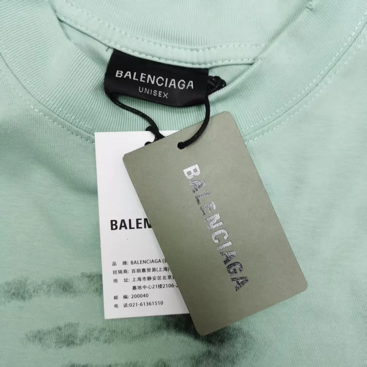[Top version. Official website quality] BALENCI*GA/Paris BALENCI*GA#25 Paris new model, blurred pattern on the front and back, white ink direct spray, washed with water, worn and damaged, old hem, hand-polished short-sleeved T-shirt. Brick cabinet synchronization. The old and worn ZP is the same, welcome to compare. The fabric is made of Paris ZP custom-woven and dyed 100% cotton double-yarn compact cotton. The weight is 260 grams. The cloth surface is clean. The cloth pattern is clear. Soft and comfortable. Good color fastness. Not easy to change color. The threads are woven and dyed with no color difference. The printing uses white ink computer direct printing, and the garments are washed, worn and worn, and the craftsmanship is extremely heavy. Jubie market makes goods based on pictures. Comparisons welcome. Restore brick cabinet. The version adopts OS loose shoulder style. Same style for men and women. Color: Grass green Size: XS S M L P: 270
