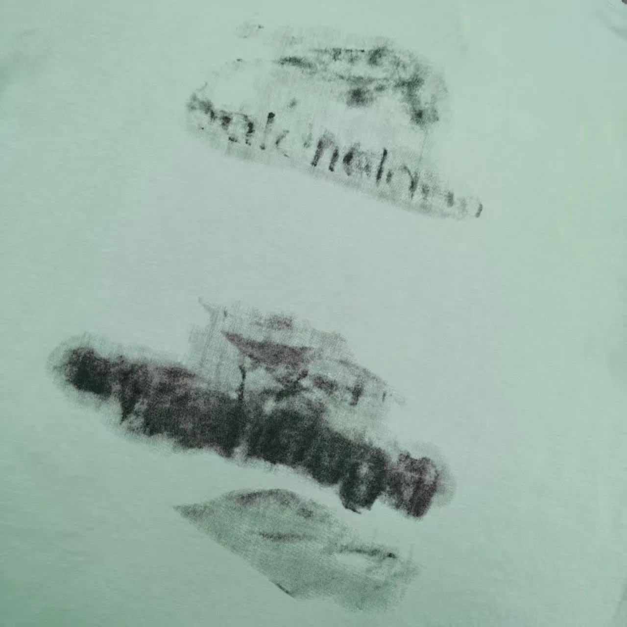 [Top version. Official website quality] BALENCI*GA/Paris BALENCI*GA#25 Paris new model, blurred pattern on the front and back, white ink direct spray, washed with water, worn and damaged, old hem, hand-polished short-sleeved T-shirt. Brick cabinet synchronization. The old and worn ZP is the same, welcome to compare. The fabric is made of Paris ZP custom-woven and dyed 100% cotton double-yarn compact cotton. The weight is 260 grams. The cloth surface is clean. The cloth pattern is clear. Soft and comfortable. Good color fastness. Not easy to change color. The threads are woven and dyed with no color difference. The printing uses white ink computer direct printing, and the garments are washed, worn and worn, and the craftsmanship is extremely heavy. Jubie market makes goods based on pictures. Comparisons welcome. Restore brick cabinet. The version adopts OS loose shoulder style. Same style for men and women. Color: Grass green Size: XS S M L P: 270
