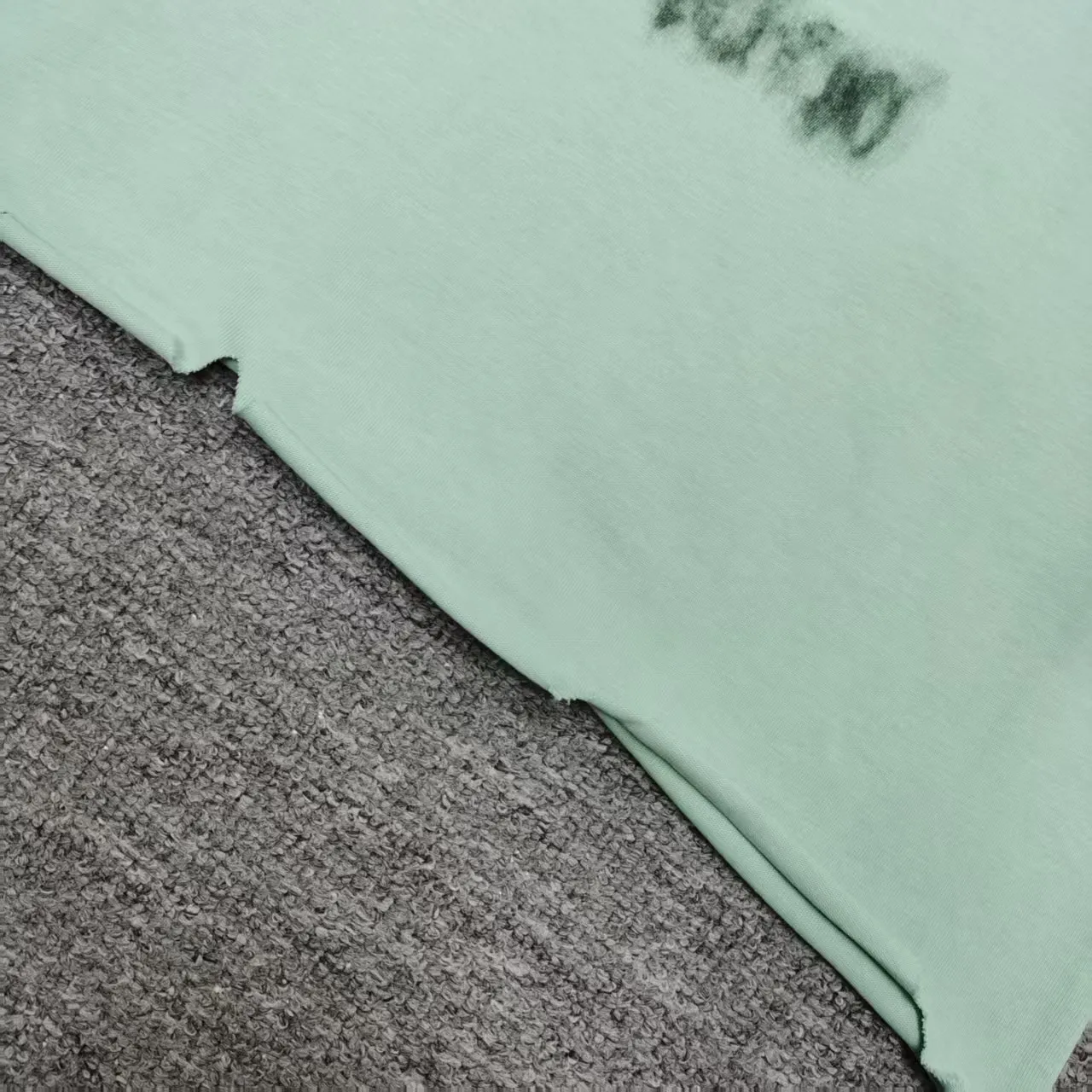 [Top version. Official website quality] BALENCI*GA/Paris BALENCI*GA#25 Paris new model, blurred pattern on the front and back, white ink direct spray, washed with water, worn and damaged, old hem, hand-polished short-sleeved T-shirt. Brick cabinet synchronization. The old and worn ZP is the same, welcome to compare. The fabric is made of Paris ZP custom-woven and dyed 100% cotton double-yarn compact cotton. The weight is 260 grams. The cloth surface is clean. The cloth pattern is clear. Soft and comfortable. Good color fastness. Not easy to change color. The threads are woven and dyed with no color difference. The printing uses white ink computer direct printing, and the garments are washed, worn and worn, and the craftsmanship is extremely heavy. Jubie market makes goods based on pictures. Comparisons welcome. Restore brick cabinet. The version adopts OS loose shoulder style. Same style for men and women. Color: Grass green Size: XS S M L P: 270