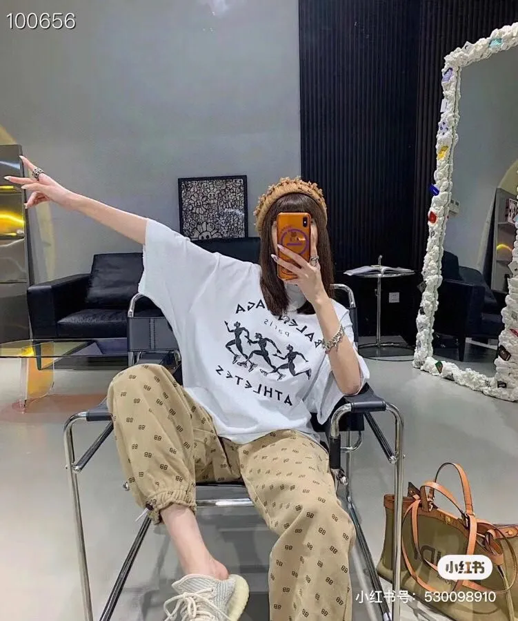 ♻️💯Refer to the model picture for the upper body❤️The top tested version of Balenciaga BALENCIAGA men's running sports pure cotton loose short-sleeved T-shirt for men and women couples. The threads and hems are all manually worn to ensure that the hand-made old colleagues will not be deformed. This is especially reflected in the collar thread, hem opening, and cuffs. If you are not careful, these areas will be damaged and deformed, which will affect the overall style and quality of the clothes. The printing uses collar glue technology, with high printing accuracy and no tooth edges. Neat, refreshing, and clear texture. The fabric is made of 24S 260g double yarn cotton fabric, which is full of drape and has good sweat absorption and breathability. Color: black and white Size: XS-L P:250