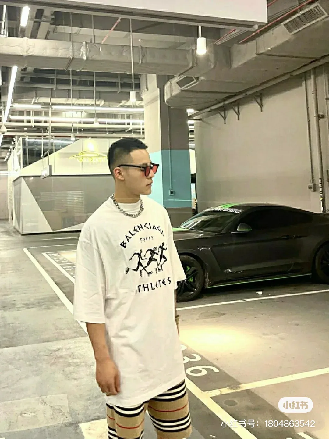 ♻️💯Refer to the model picture for the upper body❤️The top tested version of Balenciaga BALENCIAGA men's running sports pure cotton loose short-sleeved T-shirt for men and women couples. The threads and hems are all manually worn to ensure that the hand-made old colleagues will not be deformed. This is especially reflected in the collar thread, hem opening, and cuffs. If you are not careful, these areas will be damaged and deformed, which will affect the overall style and quality of the clothes. The printing uses collar glue technology, with high printing accuracy and no tooth edges. Neat, refreshing, and clear texture. The fabric is made of 24S 260g double yarn cotton fabric, which is full of drape and has good sweat absorption and breathability. Color: black and white Size: XS-L P:250