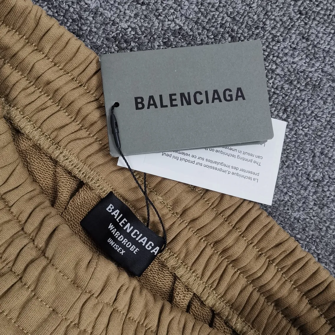 The top tested version of BALENCIAGA basic embroidered cotton loose shorts for men and women, the same trendy brand shorts for men and women. Fabric: Customized fish scale terry cotton fabric 440 grams, super heavy, ready-to-wear washable, soft and comfortable to the touch. Printing: Japanese Tajima embroidery technology is used, the embroidery is accurate, the printing is meticulous and full, and there is no thread skipping. Accessories: Complete set of customized BLCG accessories Color: Fluorescent green black gray dark khaki Size: XS-L P:310
