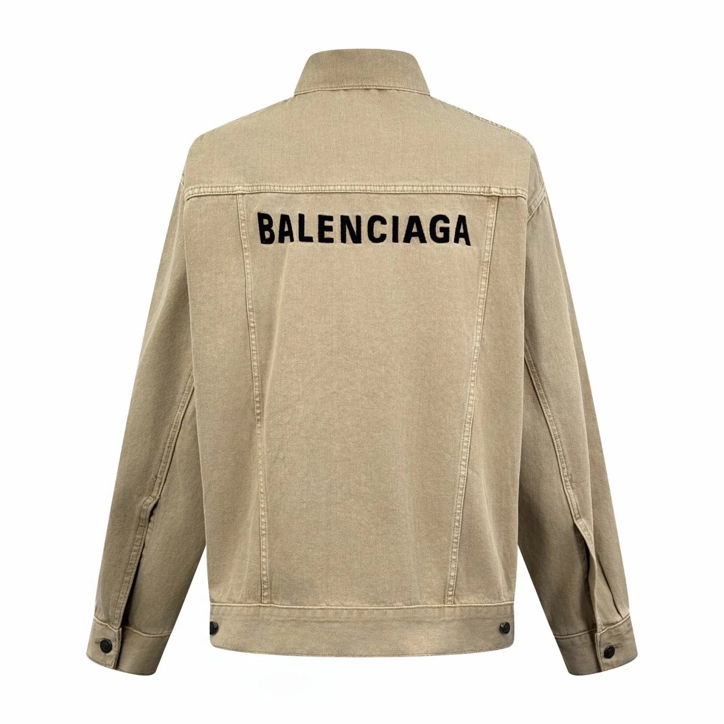 🅿️560 BLCG embroidered letter denim jacket. The original purchase was RMB 16,500. The fabric is made of customized cotton-like thick denim material. It has high quality and is comfortable and close to the skin. Classic denim meets earth tones. It has a light golden brown when the light flows, with a lazy warm tone. The single row of matte copper buttons on the front panel creates a cold and warm collision with the color system. It is low-key but intriguing. The Balenciaga logo on the back panel highlights the brand style. Highly identifiable. Unique interpretation of art and taste. Deliberately distressed design with polish. Imperfect detail aesthetics. Wrapped with retro edge. Let the wearer become a walking retro narrator. Imported machine embroidery technology is used. Advanced computer control system and precision mechanical components are used to realize the Balenciaga logo embroidery operation. High precision. The lines are smooth and delicate. Edge grinding technology uses physical friction and manual polishing to create a natural wear effect on the edges. A process that imitates the wear and tear texture caused by long-term wearing. To achieve a rough retro style, multiple horses and sand scrubbers are used to rub specific parts with a high-pressure spray gun to achieve a local gradient effect, and then use frosting technology to create a unique texture pattern. The workmanship is extremely complex and time-consuming and labor-intensive, stone grinding and light fermentation + pulling, bleaching and softening. The mutual friction between pumice and clothing causes wear and fading effects on the surface of the denim. The combination of pulling and bleaching allows the clothing to produce a certain texture and stretching effect while bleaching. Size:1-2-3-4