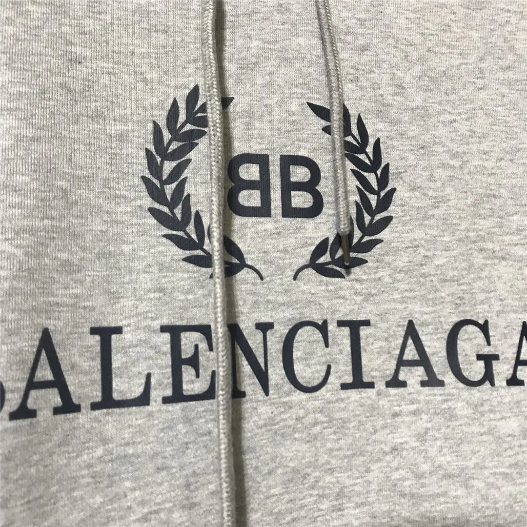 The top tested version of Balenciaga's classic wheat ear hooded sweatshirt is made of 480g pure cotton double-yarn terry fabric, which is thick and textured. High-density knitting technology makes it firm and elastic, with high suppleness and skin-friendliness. It feels soft and delicate, does not shrink or deform, and has a crisp and stylish upper body. It is different from the cheap soft sofa fabrics with low weight and low count on the market.  Ultra-high-level workmanship, every detail shows a sense of luxury, and the original three-dimensional cutting process creates a perfect fit. The OS loose shoulder style accommodates all body types. It is a truly versatile style that looks slim and good-looking for both men and women.  The brushed classic wheat ear letter print has high fastness and will not crack or fall off. The classic pattern will never go out of style. Multiple colors are available, and every color is beautiful!  Color: Gray Size: XS-L P:420