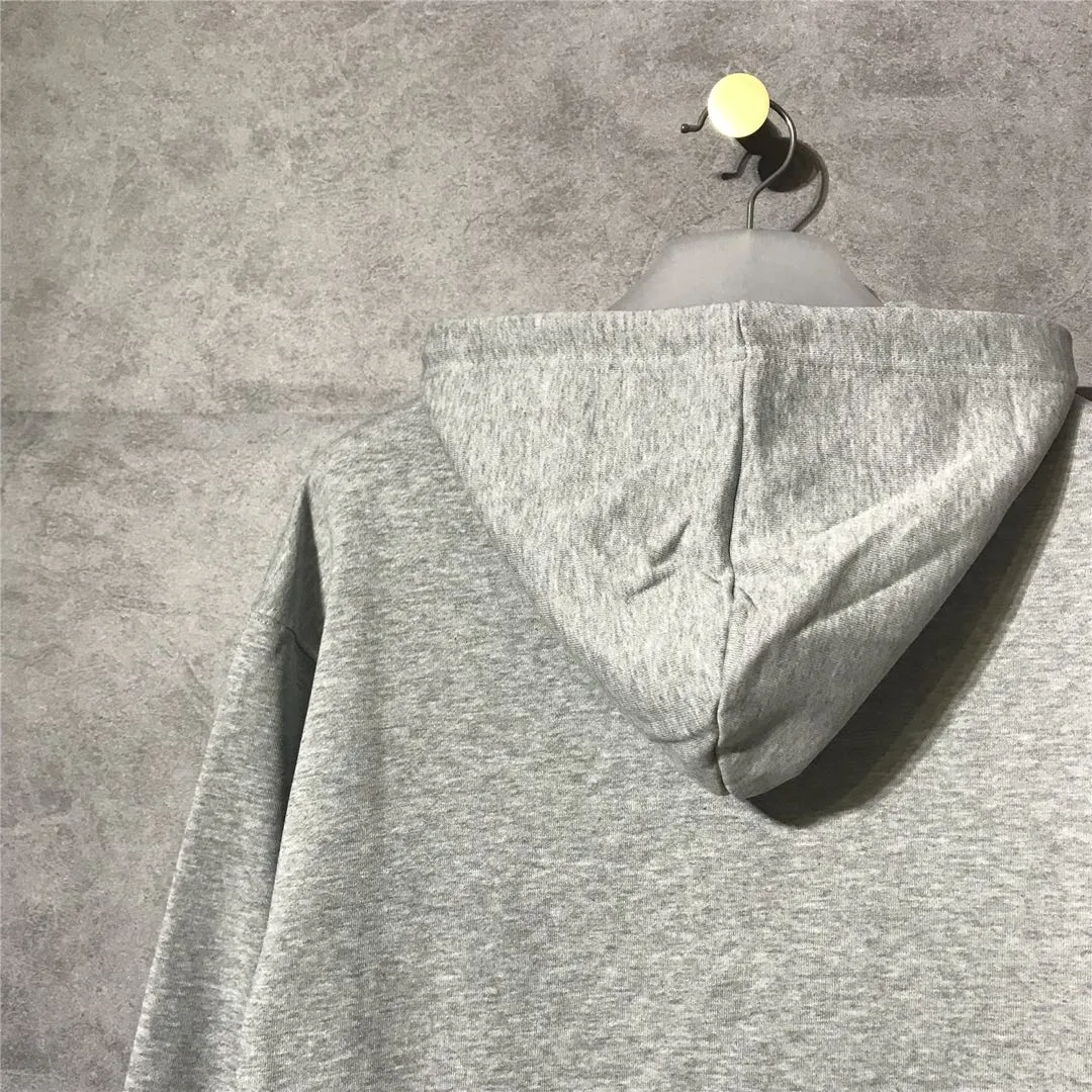 The top tested version of Balenciaga's classic wheat ear hooded sweatshirt is made of 480g pure cotton double-yarn terry fabric, which is thick and textured. High-density knitting technology makes it firm and elastic, with high suppleness and skin-friendliness. It feels soft and delicate, does not shrink or deform, and has a crisp and stylish upper body. It is different from the cheap soft sofa fabrics with low weight and low count on the market.  Ultra-high-level workmanship, every detail shows a sense of luxury, and the original three-dimensional cutting process creates a perfect fit. The OS loose shoulder style accommodates all body types. It is a truly versatile style that looks slim and good-looking for both men and women.  The brushed classic wheat ear letter print has high fastness and will not crack or fall off. The classic pattern will never go out of style. Multiple colors are available, and every color is beautiful!  Color: Gray Size: XS-L P:420