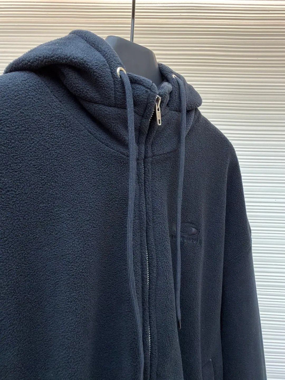 Balenciaga embroidered two-way zipper hooded fleece sweatshirt ●Original version: purchased and developed by 14770 ●Item number: 1682489-B70 ●Fabric: polar fleece fabric ●Technology: embroidery production ●Color: black ●Version: loose fit ●Weight: about 1235 grams ●Size: XS-S-M-L ●Description: This Balenciaga black polar fleece hooded zipper jacket is made of high-quality polar fleece fabric. The fleece is fluffy and soft, has excellent temperature locking and warmth retention, and is skin-friendly and non-itchy. The body is cut in an oversized and loose fit, which is in line with the brand's iconic street style. The hood design is equipped with a metal zipper opening and closing. The zipper teeth are smooth and wear-resistant. The slider is made of customized hardware and has a thick texture. The left chest is decorated with a low-key embossed logo of the brand, which is made using three-dimensional embossing technology. The pattern is clear and not easy to fall off. The splicing parts of the body are all sewn with double-needle stitches, and the stitching is straight and dense. The cuffs and hem are designed with ribbed edges, which are moderately elastic and not easy to loosen. The pockets on both sides are made with inlay technology, which is both practical and beautiful. The overall craftsmanship details show a sense of luxury. The overall wiring is straight and delicate, the fabric is comfortable and soft, and the color is consistent without color difference. It can be matched with the same style to create a fashionable look and control various occasions. Customized accessories, complete with three standards, same style for men and women!