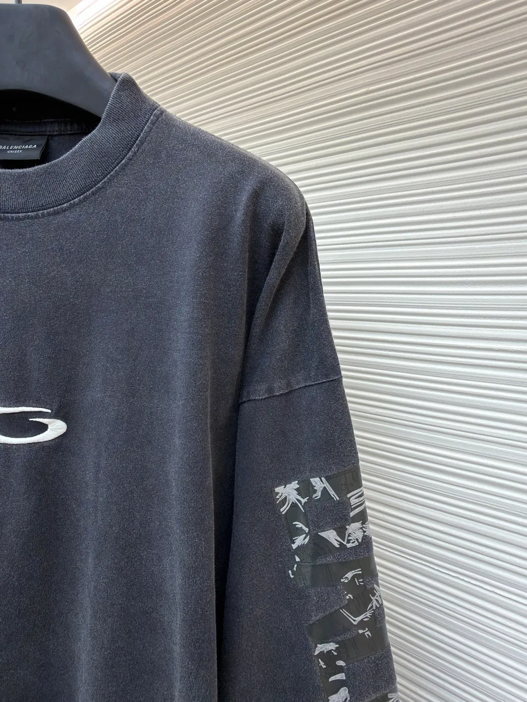 Balenciaga tape letter long sleeves ●Original version: Purchased and developed by 4229 ●Item number: 1681163-A55 ●Fabric: Heavy combed cotton fabric ●Technology: Made of fried salt for ready-to-wear ●Color: black ●Version: loose fit ●Weight: about 475 grams ●Size: XS-S-M-L ●Description: Custom-woven and dyed 240 grams of heavy combed cotton. This weight makes the garment extremely crisp, not easy to wrinkle, and has excellent drape. It avoids the shortcomings of cheap T-shirts that are thin, transparent and easy to deform. It can always maintain a neat outline and a thick and solid texture when worn. During the spinning process, the shorter cotton fibers and impurities are removed through a "combing" process, leaving only long and neat high-quality cotton fibers. The yarn spun in this way is stronger and smoother, and the fabric woven has a delicate and smooth feel, is less prone to pilling, and has better durability and gloss. Embroidery is performed using a Tajima machine, and the stitch density is carefully designed to ensure that the pattern is clear and three-dimensional, while matching the heavy texture of the heavy fabric without appearing frivolous. The direction and finish of each stitch reflect the level of craftsmanship. The salt-fried process for garments is a physical distressing treatment. Ready-made garments are placed into large industrial drums along with special, screened salt or mineral particles and tumbled and agitated for varying times and intensities. By "fried salt," the salt grains are continuously and randomly rubbed against the cotton fibers, resulting in an extremely natural, uneven fading effect, subtle wrinkle texture (not wrinkles, but texture) on the surface of the fabric, and a unique soft touch. This aged effect cannot be accurately replicated by machines, and each piece is unique. Using special printing pigments, mixed with liquid silicone oil compound. Craftsmen apply this special silicone oil compound to the surface of the fabric by hand through a silk screen template. Subsequently, the garment needs to be baked or cured at a certain temperature to combine the silicone oil with the cotton fibers. The overall wiring is straight and delicate, the fabric is comfortable and soft, and the color is consistent without color difference. It can be matched with the same style to create a fashionable look and control various occasions. Customized accessories, complete with three standards, same style for men and women!