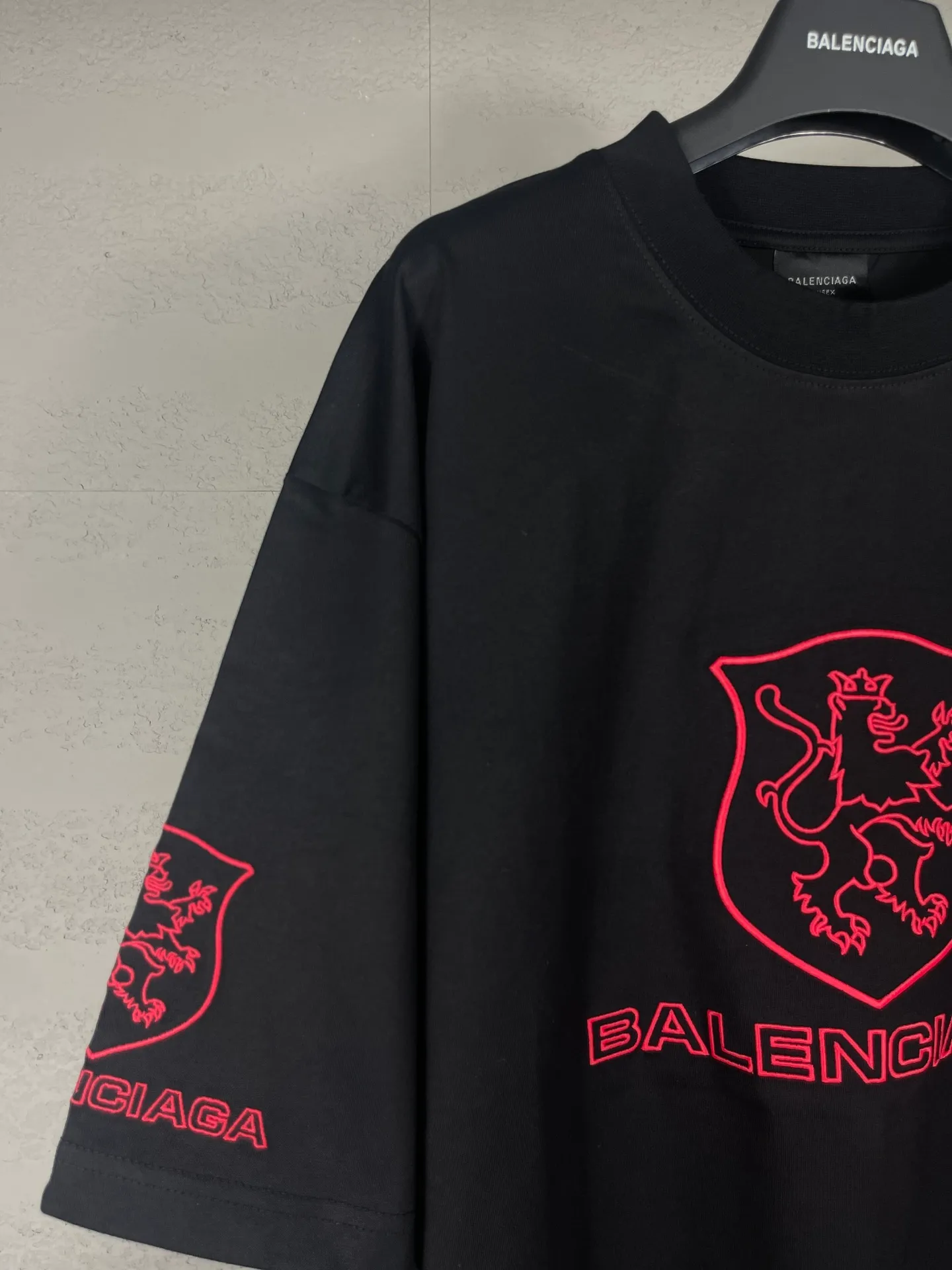 🅿️190 real photos [Top version. Official website quality] BALENCI*GA/Paris BALENCI*GA# New model, 2025 new LION CLUB letter LOGO on the front and back, exquisite embroidery on the left and right cuffs of short-sleeved T-shirts. Brick cabinet synchronization. Welcome to compare. The fabric is made of Paris ZP custom-woven and dyed 100% cotton double-yarn compact cotton. The weight is 260 grams. The cloth surface is clean. The cloth pattern is clear. It is soft and comfortable. It has good color fastness and is not easy to change color. The threads are woven and dyed with no color difference. The embroidery is done using a Tajima embroidery machine, with clear patterns and three-dimensional letters. Comparisons welcome. Restore brick cabinet. The version adopts OS loose shoulder style. Same style for men and women. Code: BL253623 Color: Black Size: XS S M L