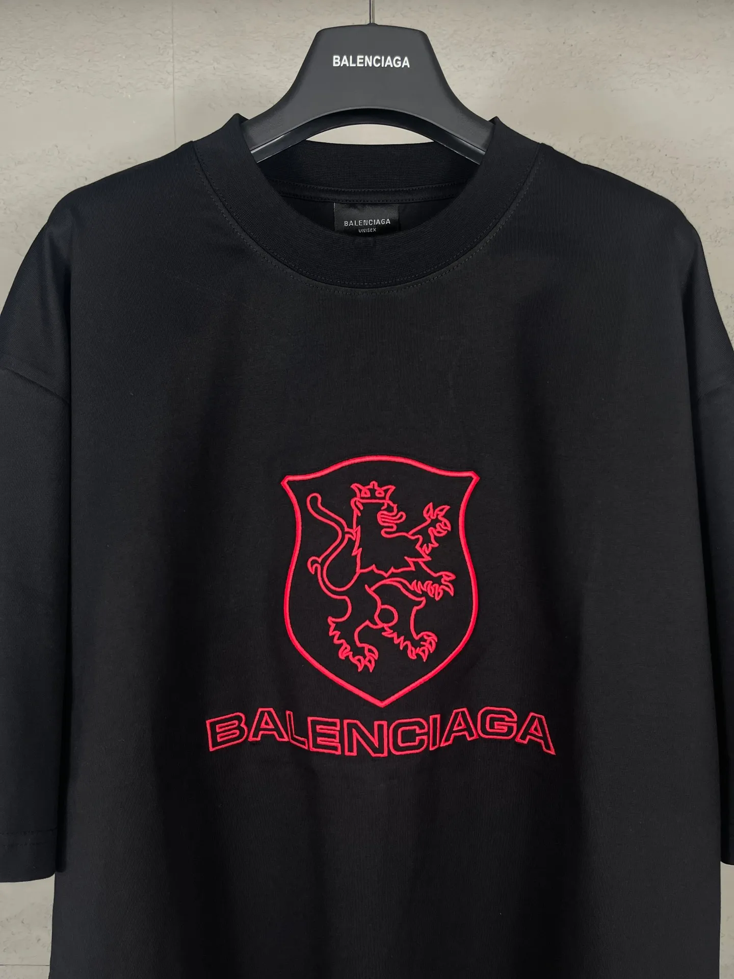 🅿️190 real photos [Top version. Official website quality] BALENCI*GA/Paris BALENCI*GA# New model, 2025 new LION CLUB letter LOGO on the front and back, exquisite embroidery on the left and right cuffs of short-sleeved T-shirts. Brick cabinet synchronization. Welcome to compare. The fabric is made of Paris ZP custom-woven and dyed 100% cotton double-yarn compact cotton. The weight is 260 grams. The cloth surface is clean. The cloth pattern is clear. It is soft and comfortable. It has good color fastness and is not easy to change color. The threads are woven and dyed with no color difference. The embroidery is done using a Tajima embroidery machine, with clear patterns and three-dimensional letters. Comparisons welcome. Restore brick cabinet. The version adopts OS loose shoulder style. Same style for men and women. Code: BL253623 Color: Black Size: XS S M L
