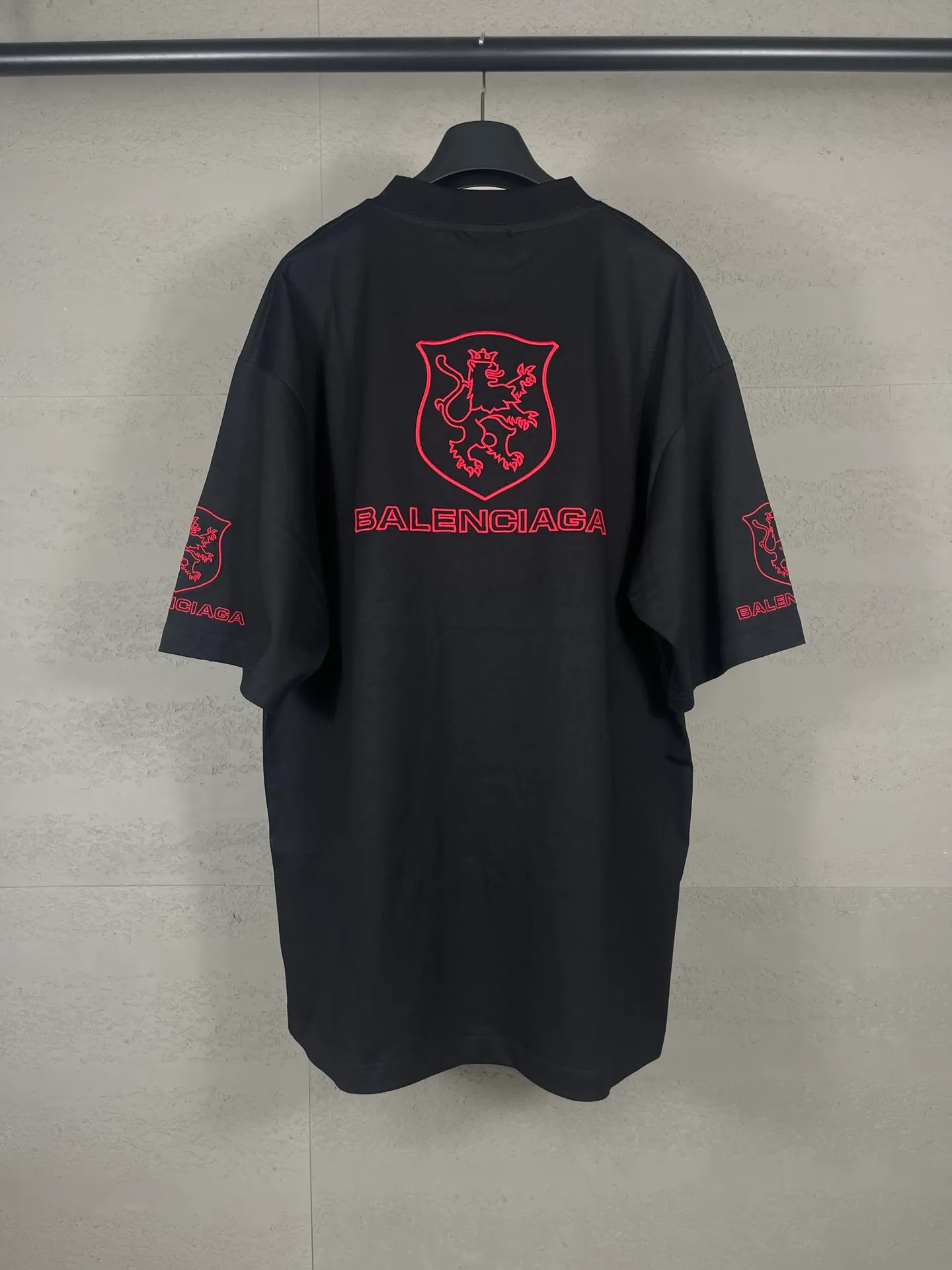 🅿️190 real photos [Top version. Official website quality] BALENCI*GA/Paris BALENCI*GA# New model, 2025 new LION CLUB letter LOGO on the front and back, exquisite embroidery on the left and right cuffs of short-sleeved T-shirts. Brick cabinet synchronization. Welcome to compare. The fabric is made of Paris ZP custom-woven and dyed 100% cotton double-yarn compact cotton. The weight is 260 grams. The cloth surface is clean. The cloth pattern is clear. It is soft and comfortable. It has good color fastness and is not easy to change color. The threads are woven and dyed with no color difference. The embroidery is done using a Tajima embroidery machine, with clear patterns and three-dimensional letters. Comparisons welcome. Restore brick cabinet. The version adopts OS loose shoulder style. Same style for men and women. Code: BL253623 Color: Black Size: XS S M L
