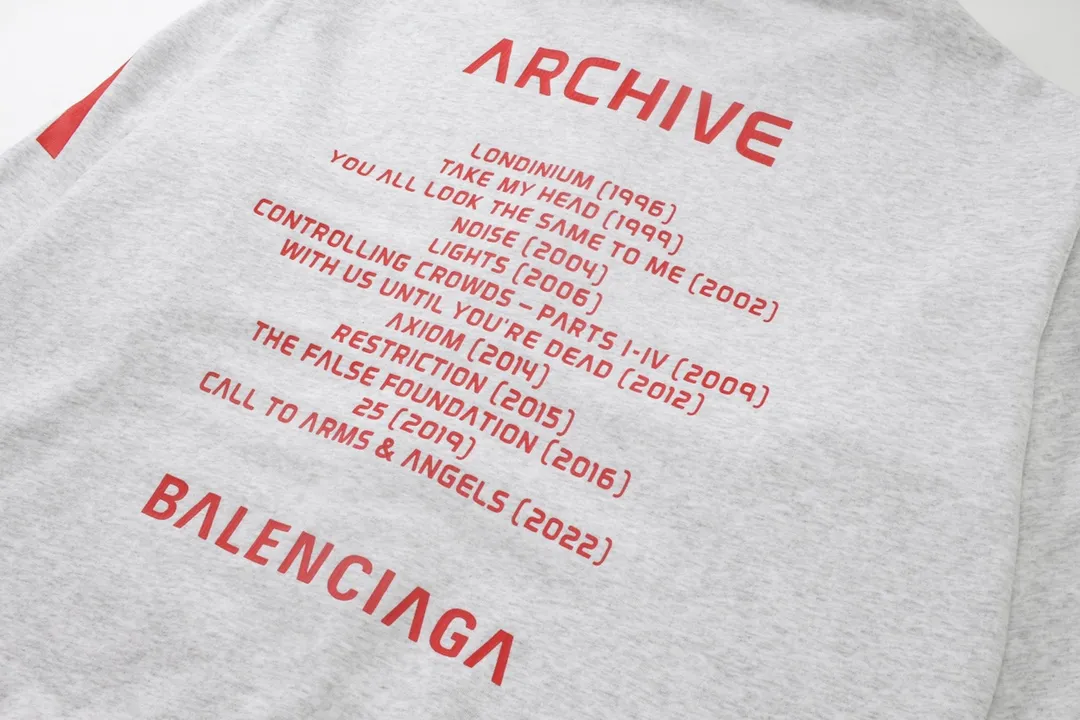 🅿️400 detailed picture [Top version. Official website quality] BALENCI*GA/Paris. 2024 latest global limited edition. BALENCIAGA joins forces with Archive to create a hooded sweatshirt. Crack printing is washed and worn, over-heavy craftsmanship, and brick cabinets are synchronized. ⚠️Distinguish the market currency, genuine development, worn. The hand-painted is consistent with ZP, and the printing uses imported cracking environmentally friendly glue. The garments are washed, worn and worn. The whole piece is designed with heavy craftsmanship. Comparisons welcome. The version adopts OS loose shoulder design. Same style for men and women. Code: BL238808 Color: black, gray and white. Size: XS S M L