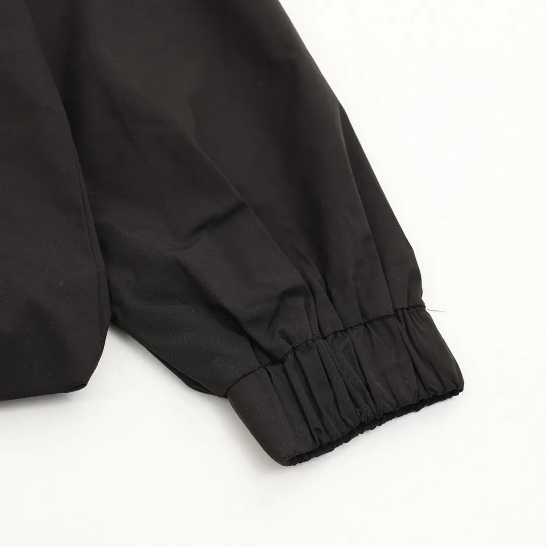 🅿️570 Balenciaga/Balenciaga spliced logo jacket is made of customized matt Taslan professional fabric, plus three-proof coating process, Teflon anti-fouling treatment, anti-oil stain and easy to clean, polyester high-density bird's eye mesh lining, three-dimensional circulation breathable structure, quick moisture export, anti-static treatment, more comfortable to wear in autumn and winter, imported environmentally friendly glue screen printing, custom hardware zipper double puller LOGO, custom accessories three labels Size: XS-L