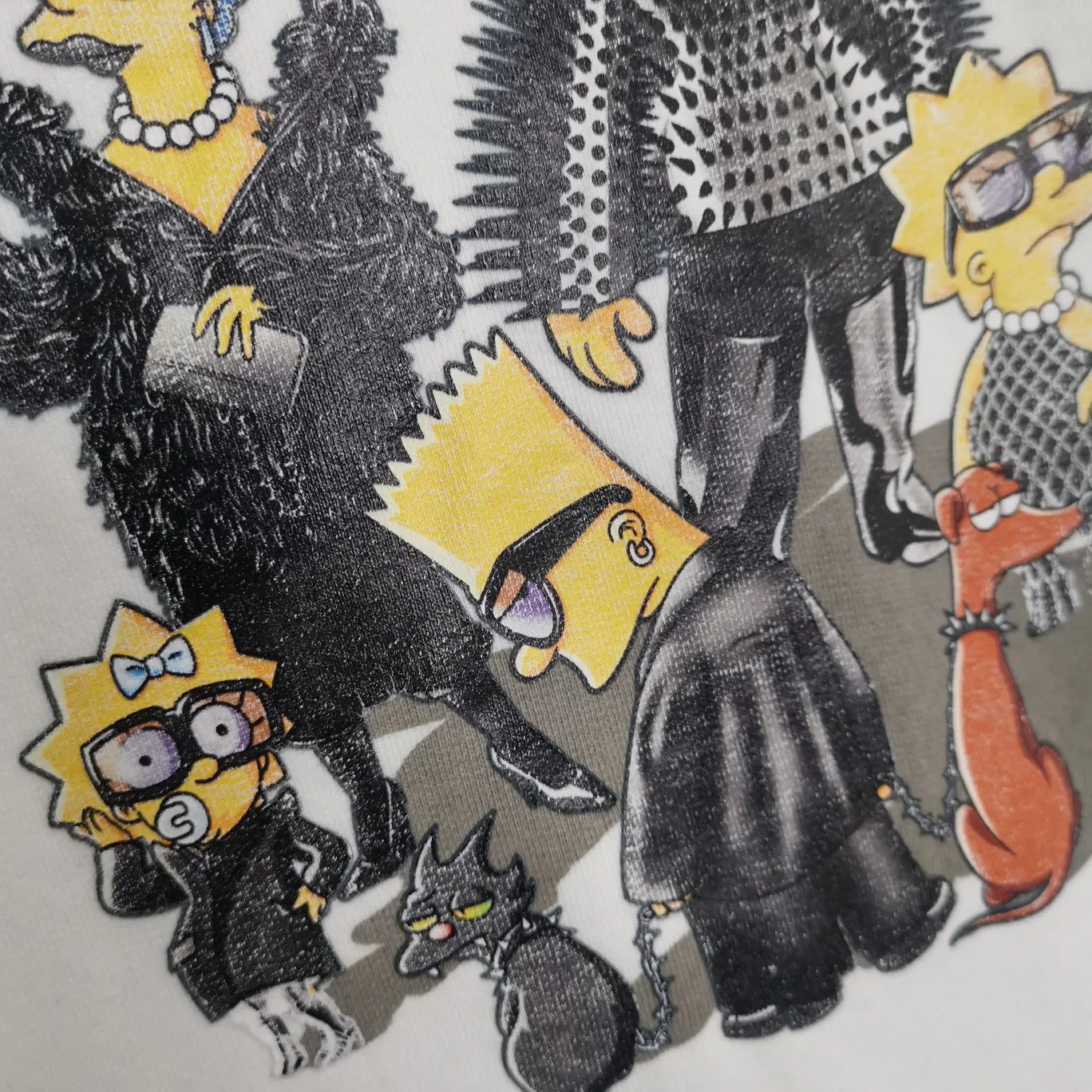 细节补充———顶级过验版本 春秋款巴黎世家BALENCIAGA辛普森一家卡通图案爆裂纹工艺纯棉宽松男女情侣同款帽衫卫衣 工艺采用康丽印花拉裂效果。 The front panel printing glue bursting effect uses imported transparent slurry to scrape the bottom to make the printing bursting feel uniform. (PS: If this process is missing, the printing will easily fall off in large areas after cracking.) The embroidery at the hem uses a Tajima embroidery machine imported from Japan, which makes the size and spacing of the letters even, and the hollows of the letters will not be filled. Precise craftsmanship, full of details. The fabric is made of 520g crystal composite fleece cotton, brand new, washed, and labeled. Genuine products are consistent and synchronized, and coded authentic products are consistent and synchronized. Top tested version, accurate and flawless.  Color: White Size: XS-L P:520