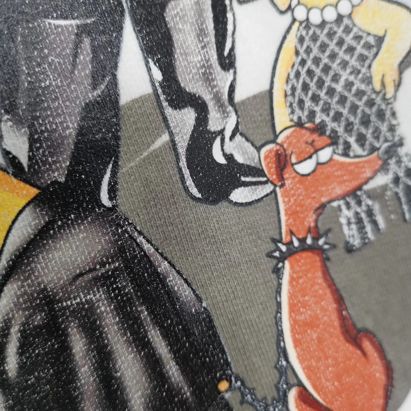 细节补充———顶级过验版本 春秋款巴黎世家BALENCIAGA辛普森一家卡通图案爆裂纹工艺纯棉宽松男女情侣同款帽衫卫衣 工艺采用康丽印花拉裂效果。 The front panel printing glue bursting effect uses imported transparent slurry to scrape the bottom to make the printing bursting feel uniform. (PS: If this process is missing, the printing will easily fall off in large areas after cracking.) The embroidery at the hem uses a Tajima embroidery machine imported from Japan, which makes the size and spacing of the letters even, and the hollows of the letters will not be filled. Precise craftsmanship, full of details. The fabric is made of 520g crystal composite fleece cotton, brand new, washed, and labeled. Genuine products are consistent and synchronized, and coded authentic products are consistent and synchronized. Top tested version, accurate and flawless.  Color: White Size: XS-L P:520