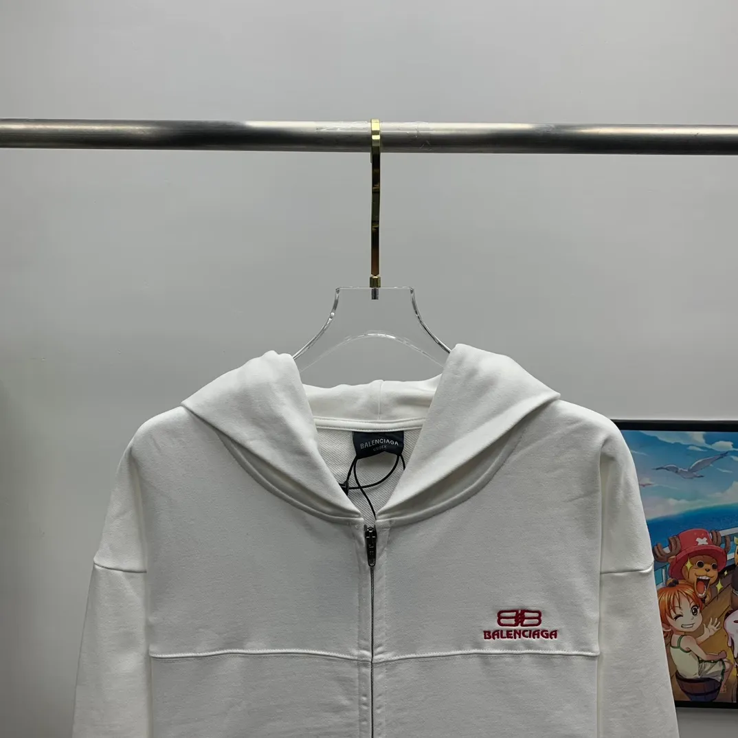 Balenciaga Balenciaga 23ss early autumn new style printed lock bb loose and versatile terry hooded zipper cardigan jacket. High quality. Made of 360g terry high-density pure cotton fabric. The upper body is soft and comfortable and does not pill. It is comparable to ordinary terry fabrics in the market. The chest uses imported environmentally friendly printing technology. All details are 1:1 quality. Three standards are complete. Works in major foreign trade factories. Neat wiring and fine workmanship. 💯 Official website purchasing hot style recommendation🔥popular all over the Internet. Loose fit, versatile upper body, slimming, no body type selection, 1:1 customization at the counter‼ ️Same style for men and women, suitable for couples 💑Friends travel👭✅ Color: black white Size: M/L/XL P:470