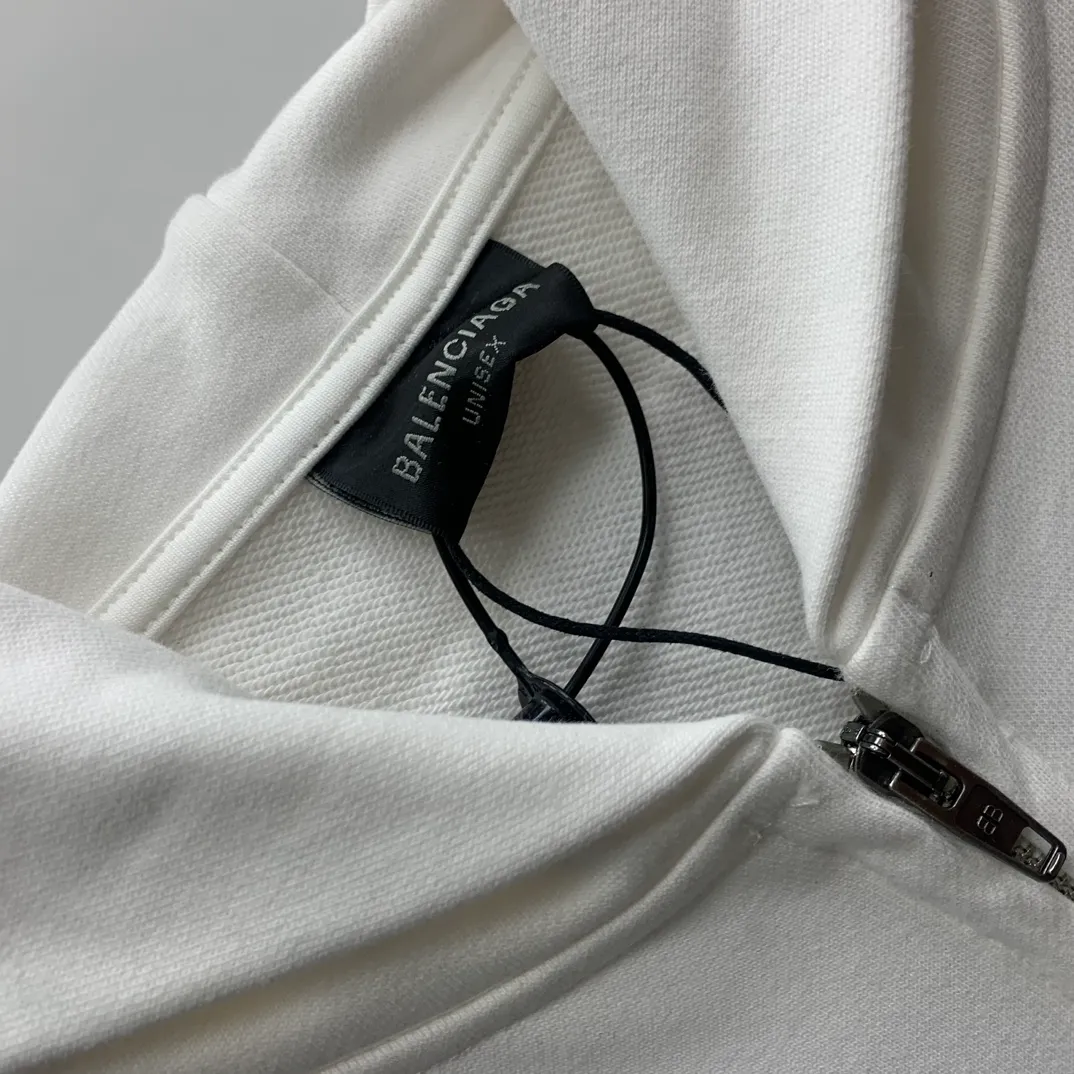 Balenciaga Balenciaga 23ss early autumn new style printed lock bb loose and versatile terry hooded zipper cardigan jacket. High quality. Made of 360g terry high-density pure cotton fabric. The upper body is soft and comfortable and does not pill. It is comparable to ordinary terry fabrics in the market. The chest uses imported environmentally friendly printing technology. All details are 1:1 quality. Three standards are complete. Works in major foreign trade factories. Neat wiring and fine workmanship. 💯 Official website purchasing hot style recommendation🔥popular all over the Internet. Loose fit, versatile upper body, slimming, no body type selection, 1:1 customization at the counter‼ ️Same style for men and women, suitable for couples 💑Friends travel👭✅ Color: black white Size: M/L/XL P:470