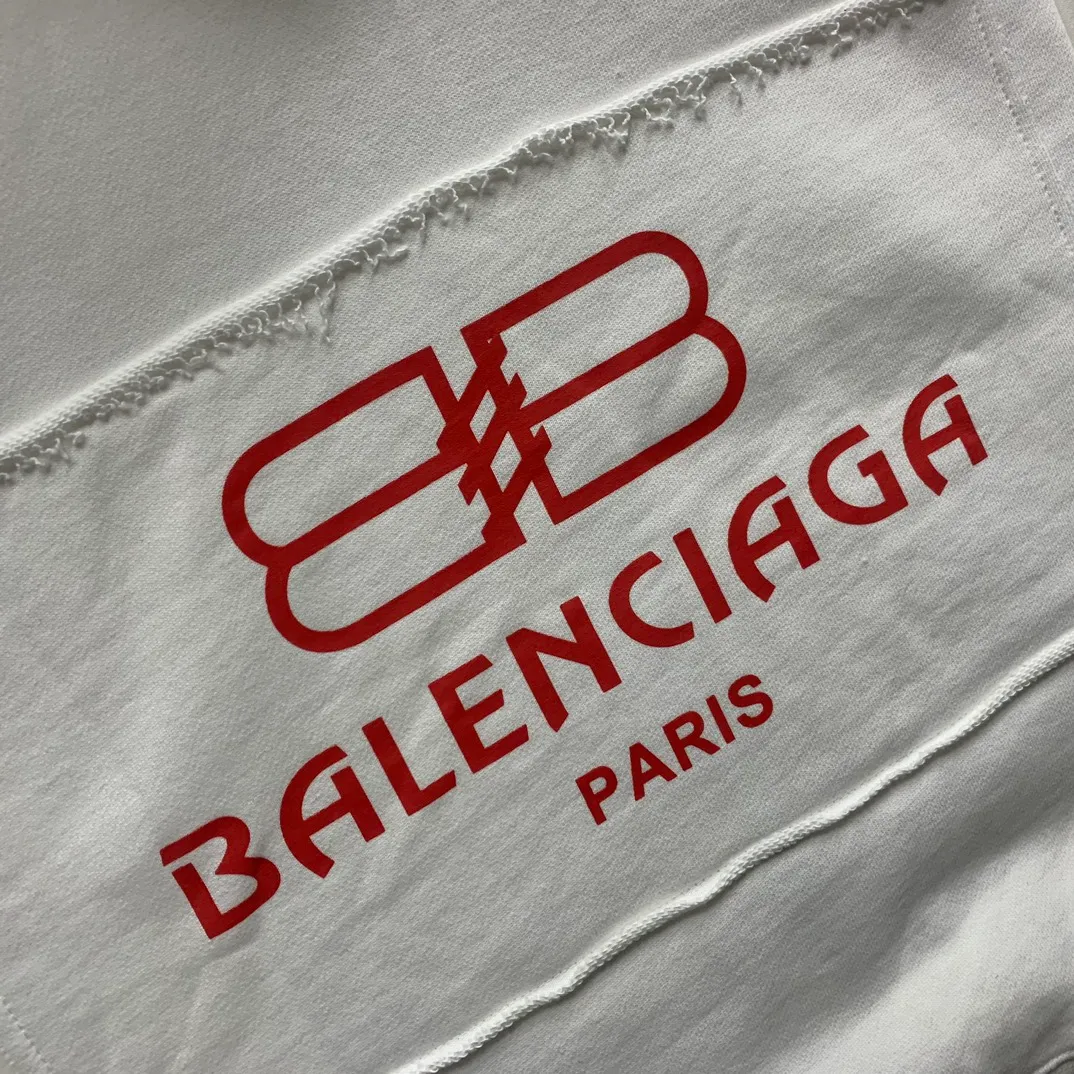 Balenciaga Balenciaga 23ss early autumn new style printed lock bb loose and versatile terry hooded zipper cardigan jacket. High quality. Made of 360g terry high-density pure cotton fabric. The upper body is soft and comfortable and does not pill. It is comparable to ordinary terry fabrics in the market. The chest uses imported environmentally friendly printing technology. All details are 1:1 quality. Three standards are complete. Works in major foreign trade factories. Neat wiring and fine workmanship. 💯 Official website purchasing hot style recommendation🔥popular all over the Internet. Loose fit, versatile upper body, slimming, no body type selection, 1:1 customization at the counter‼ ️Same style for men and women, suitable for couples 💑Friends travel👭✅ Color: black white Size: M/L/XL P:470
