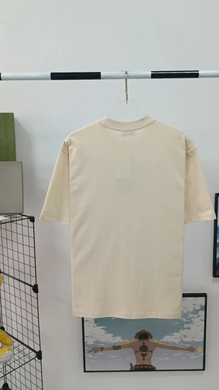 Real shot video on the back————The top tested version of Balenciaga/Balenciaga 2023ss spring new BB lock letter embroidered round neck pullover T-shirt. The appearance of B’s single product is of course outstanding. It will definitely attract attention when paired with a couple’s style! Fashionable, relaxed and stylish, the atmosphere suddenly fills up~ It is made of 280g double-ply double-yarn plain cotton loose fabric. Good fabrics give us the intuitive feeling that they are high-end, comfortable, soft, delicate and sinewy. Even if you don’t understand fabrics, the touch can give you a new feeling! The design is also really eye-catching. The co-branded print makes the overall look simple and elegant, high-end and fashionable ~ The BB lock letter embroidery design on the chest breaks the boring and boring design of previous years and makes it more youthful and fashionable, adding a trendy style that keeps pace with the times! An item with obvious high street style, OS loose fit cutting design, and the upper body is very durable. This short-sleeved shirt can definitely add a lot of color to your outfit, and also provide you with more charm and temptation in your daily life. Size: XS-L Color: black, off-white P:240