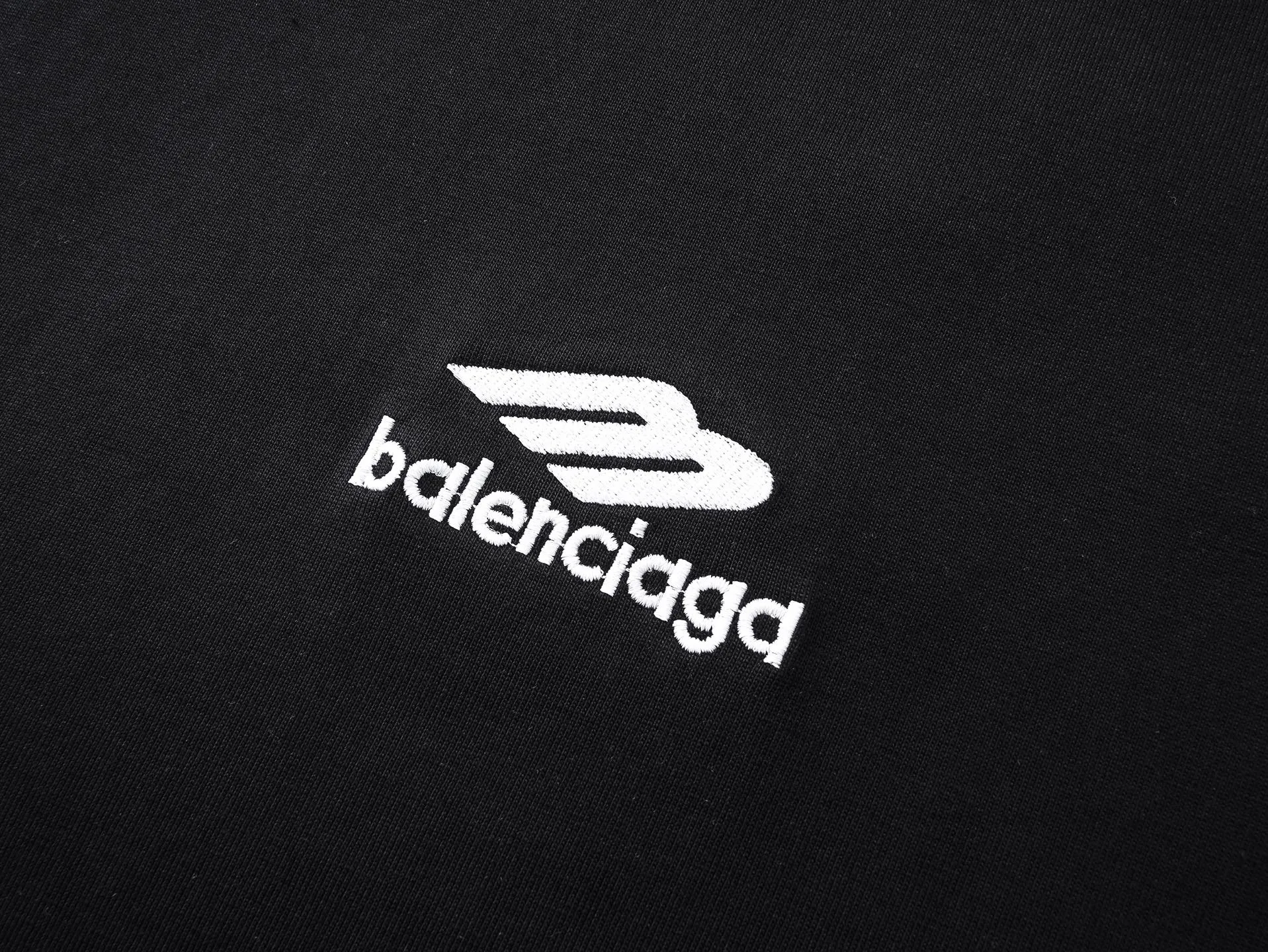 🅿️200 Actual pictures [Top version. Official website quality] BALENCI*GA/Paris BALENCI*GA#SS26 The latest model of the ski sports series, with a small LOGO on the front and a large LOGO on the back, classic icons embroidered with thousands of needles. Brick cabinet sync. Genuine products are developed and developed in the first time. Welcome to compare! The fabric is made of Paris ZP custom-woven and dyed 100% cotton double-yarn compact cotton. The weight is 260 grams. The cloth surface is clean. The cloth pattern is clear. It is soft and comfortable. It has good color fastness and is not easy to change color. The threads are woven and dyed with no color difference. The embroidery is done using imported Tajima embroidery machines. Super 10W needle and thread high-density embroidery. The effect is three-dimensional and the lines are clear. No burrs and miscellaneous threads, super high-tech embroidery. The version adopts OS loose shoulder design. Same style for men and women. Code: BL253737 Color: black, white, yellow, blue Size: XS, S, M, L