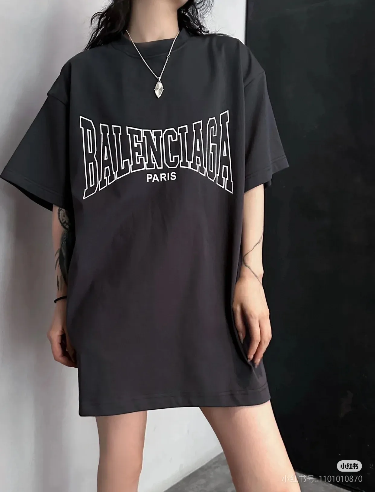 ♻️💯Refer to the model picture for the upper body❤️The top version of Balenciaga/Balenciaga's new burst print round neck short-sleeved T-shirt - - Purchase the original mold to create, a full set of customized accessories, details determine success or failure - Balenciaga is one of the most influential brands in the fashion industry. Founded in 1919 by Cristóbal Balenciaga and settled in Paris in 1936, he led many important fashion movements between 1930 and 1968. The representative ready-to-wear collection embodies the brand's identity - Fabric: 280 grams of custom-made double yarn high-density cotton fabric - Craftsmanship: The entire garment is precision embossed - Accessories: A complete set of original Balenciaga counter accessories - Available for both men and women Black - Size: XS S M L P: 260