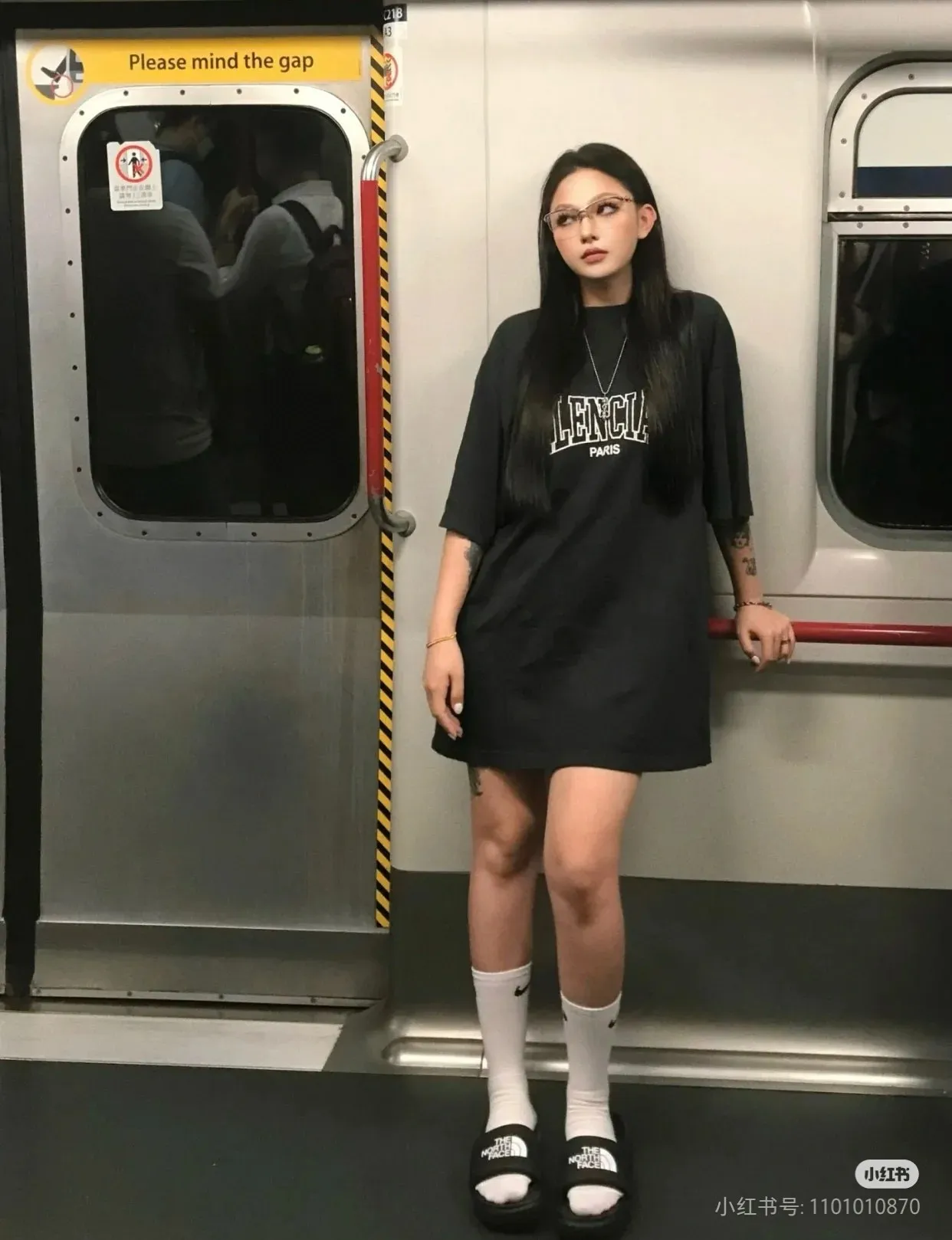 ♻️💯Refer to the model picture for the upper body❤️The top version of Balenciaga/Balenciaga's new burst print round neck short-sleeved T-shirt - - Purchase the original mold to create, a full set of customized accessories, details determine success or failure - Balenciaga is one of the most influential brands in the fashion industry. Founded in 1919 by Cristóbal Balenciaga and settled in Paris in 1936, he led many important fashion movements between 1930 and 1968. The representative ready-to-wear collection embodies the brand's identity - Fabric: 280 grams of custom-made double yarn high-density cotton fabric - Craftsmanship: The entire garment is precision embossed - Accessories: A complete set of original Balenciaga counter accessories - Available for both men and women Black - Size: XS S M L P: 260