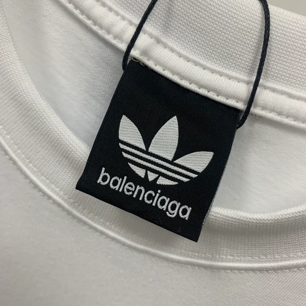 [New] Top-quality verified version BALENCIAGA/ADIDAS Balenciaga co-branded Adidas clover 23SS printed pattern letter round neck short-sleeved T-shirt is a hot topic at the moment🔥Quality ceiling It seems to be a simple printing or embroidery, but it is not simple at all. 100% imported machine restoration. The details and workmanship and fabrics are consistent with the original ones. Guaranteed no color difference with the counter. Feel free to compare ⚠️Note that the threaded necklines are all original collars of a certain Paris and a certain country. High degree of wrapping. The width of the neckline and cabinets are accurate to millimeters. Thick necklines are not easily deformed. The collars of high-end products are all restored to cabinets. Differentiating large collars from ordinary garbage in the world. ⚠️Different styles of washed wheat main wheat, including imported wheat, have different colors and codes. Really restore the counter. As we all know, Balenciaga’s collar labels in each quarter have different English or colors. This distinguishes fast food products from the world’s single-color main wheat washed wheat. ⚠️Pay attention to workmanship. Stitches at the collar are not folded. Smooth and natural, no overlapping lines, true restoration ⚠️The fabric is made of 250g Paris-specific double yarn. It is really incomparable with the ordinary version on the market. Correct printing details. Correct double yarn with high weight thread. Correct packaging details. Workmanship is restored in all aspects. Packaging is restored in all aspects. P: 270 Color: Black White Green SIZE: XS-S-M-L