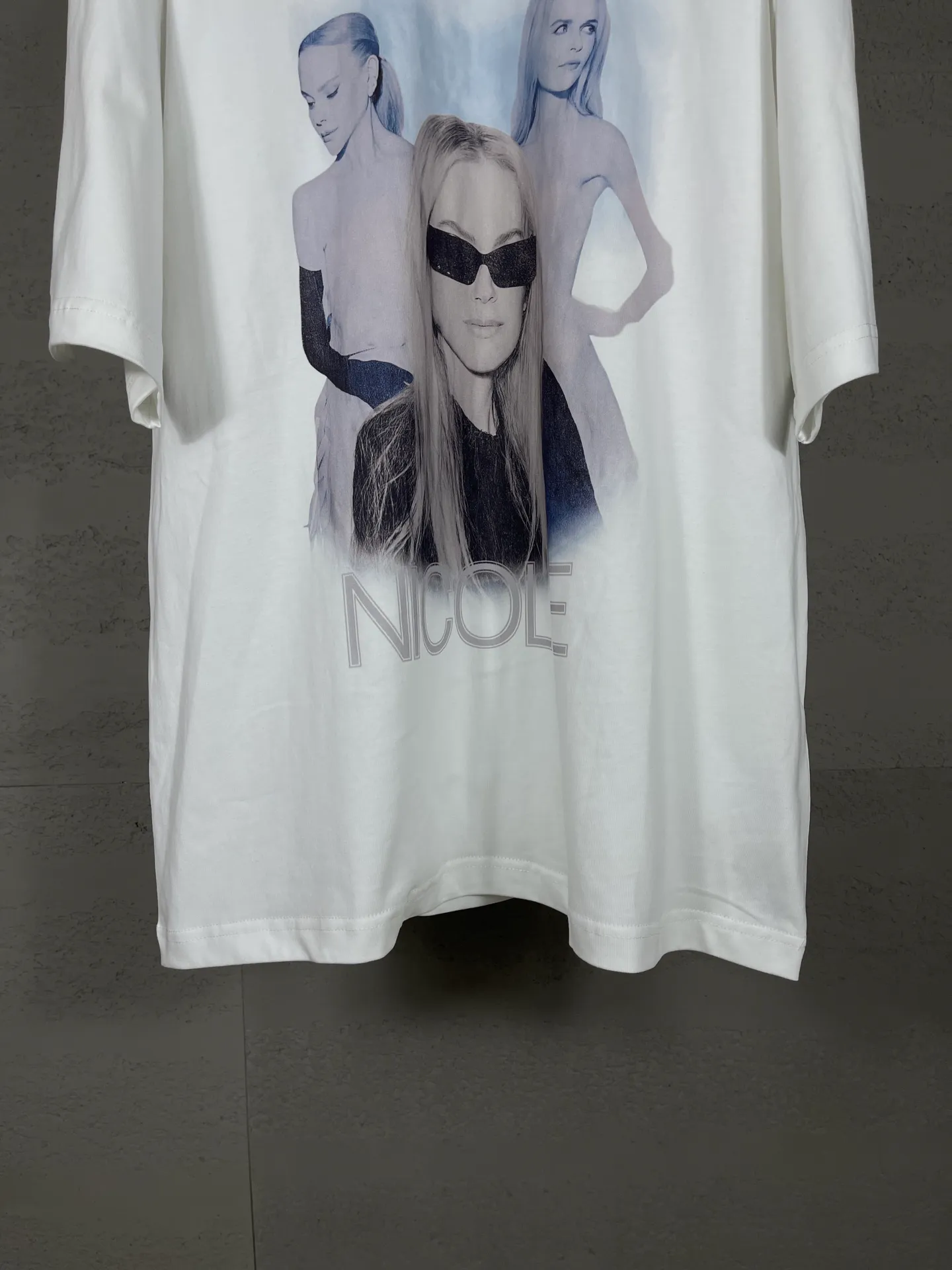 🅿️194 real photos [top version. official website quality] BALENCI*GA/25 new model. The front is directly printed with NICOLE's art work, the back is printed with artistic signature, and the right sleeve is embroidered with English short-sleeved T-shirt # SS25 latest style. Research and development at the first time, different market currencies. Comparisons welcome. The fabric is made of Paris ZP custom-woven and dyed cotton double yarn. Weighing 260 grams, the cloth surface is clean. The cloth pattern is clear, soft and comfortable. The threads are dyed with no color difference. Printing adopts computer direct printing. Jubie market currency. Welcome to compare. The version adopts OS loose shoulder design. Same style for men and women. Code: BL253669 Color: White Size: XS S M L
