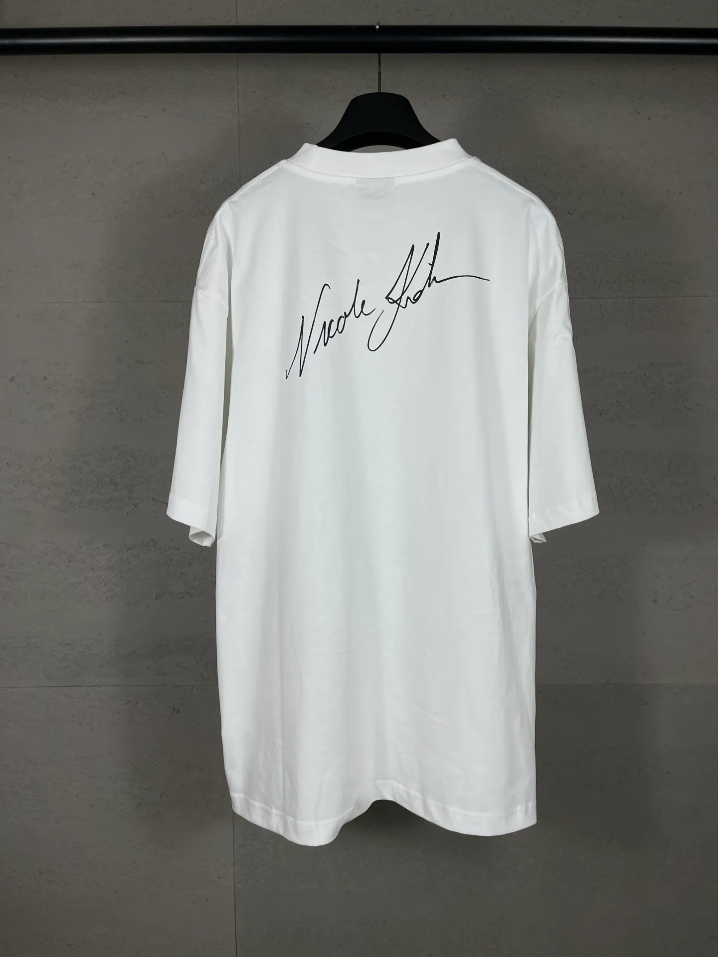 🅿️194 real photos [top version. official website quality] BALENCI*GA/25 new model. The front is directly printed with NICOLE's art work, the back is printed with artistic signature, and the right sleeve is embroidered with English short-sleeved T-shirt # SS25 latest style. Research and development at the first time, different market currencies. Comparisons welcome. The fabric is made of Paris ZP custom-woven and dyed cotton double yarn. Weighing 260 grams, the cloth surface is clean. The cloth pattern is clear, soft and comfortable. The threads are dyed with no color difference. Printing adopts computer direct printing. Jubie market currency. Welcome to compare. The version adopts OS loose shoulder design. Same style for men and women. Code: BL253669 Color: White Size: XS S M L