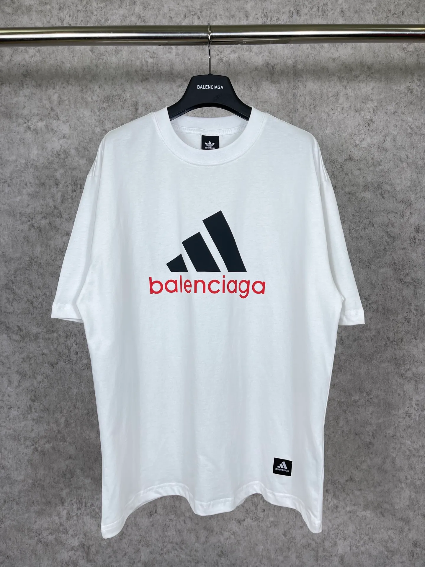 🅿️174  实拍图【顶级版本.官网品质】BALENCI*GA/巴黎联名Adidas前面经典LOGO组合印花短袖T恤# 面料采用巴黎ZP定织定染全棉双纱。 Weighing 260 grams, the cloth surface is clean. The cloth pattern is clear, soft and comfortable. The color fastness is good. It is not easy to change color. The threads are dyed with no color difference. The classic letter LOGO printing uses imported glue. The effect is three-dimensional and has no burrs. It is produced according to the pictures in the Jubie market. Welcome to compare. Restored brick cabinets. The version adopts OS loose shoulder design. Same style for men and women. Code: BL223076 Color: black, white, red, turquoise, sapphire blue Size: XS to L