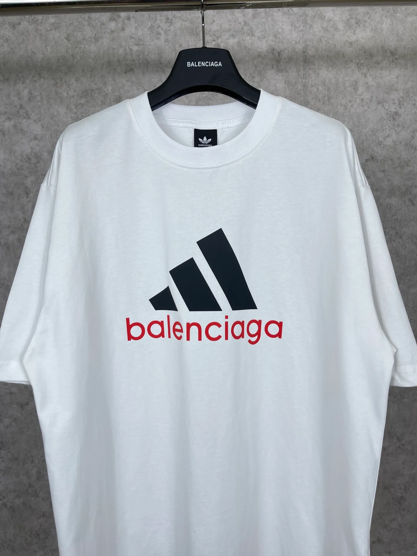 🅿️174  实拍图【顶级版本.官网品质】BALENCI*GA/巴黎联名Adidas前面经典LOGO组合印花短袖T恤# 面料采用巴黎ZP定织定染全棉双纱。 Weighing 260 grams, the cloth surface is clean. The cloth pattern is clear, soft and comfortable. The color fastness is good. It is not easy to change color. The threads are dyed with no color difference. The classic letter LOGO printing uses imported glue. The effect is three-dimensional and has no burrs. It is produced according to the pictures in the Jubie market. Welcome to compare. Restored brick cabinets. The version adopts OS loose shoulder design. Same style for men and women. Code: BL223076 Color: black, white, red, turquoise, sapphire blue Size: XS to L