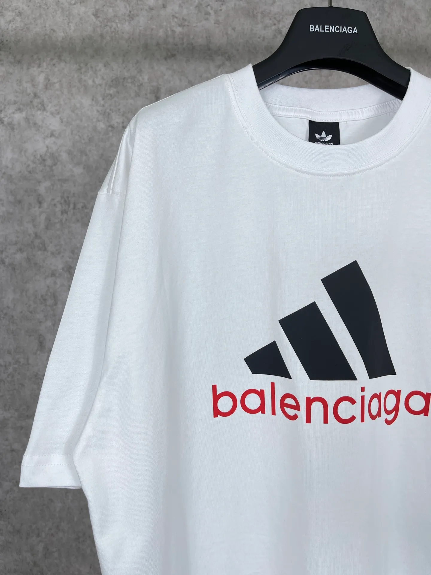 🅿️174  实拍图【顶级版本.官网品质】BALENCI*GA/巴黎联名Adidas前面经典LOGO组合印花短袖T恤# 面料采用巴黎ZP定织定染全棉双纱。 Weighing 260 grams, the cloth surface is clean. The cloth pattern is clear, soft and comfortable. The color fastness is good. It is not easy to change color. The threads are dyed with no color difference. The classic letter LOGO printing uses imported glue. The effect is three-dimensional and has no burrs. It is produced according to the pictures in the Jubie market. Welcome to compare. Restored brick cabinets. The version adopts OS loose shoulder design. Same style for men and women. Code: BL223076 Color: black, white, red, turquoise, sapphire blue Size: XS to L