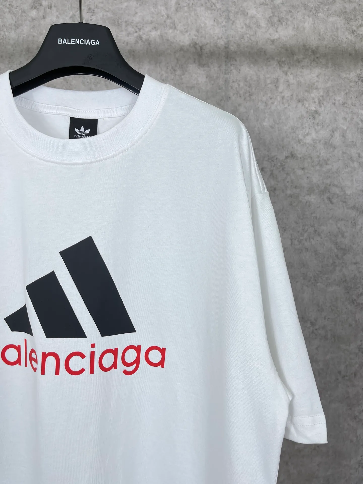 🅿️174  实拍图【顶级版本.官网品质】BALENCI*GA/巴黎联名Adidas前面经典LOGO组合印花短袖T恤# 面料采用巴黎ZP定织定染全棉双纱。 Weighing 260 grams, the cloth surface is clean. The cloth pattern is clear, soft and comfortable. The color fastness is good. It is not easy to change color. The threads are dyed with no color difference. The classic letter LOGO printing uses imported glue. The effect is three-dimensional and has no burrs. It is produced according to the pictures in the Jubie market. Welcome to compare. Restored brick cabinets. The version adopts OS loose shoulder design. Same style for men and women. Code: BL223076 Color: black, white, red, turquoise, sapphire blue Size: XS to L