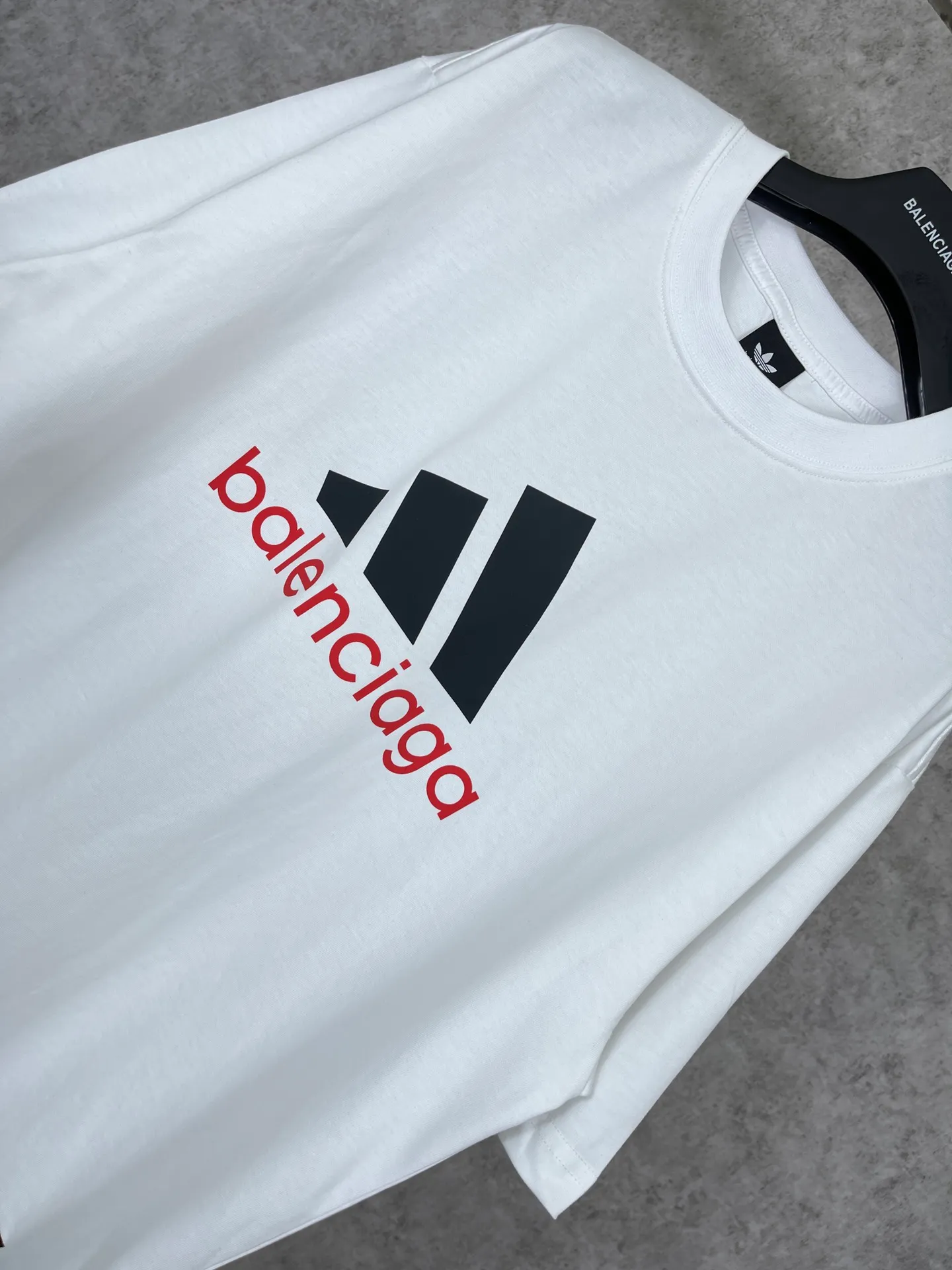 🅿️174  实拍图【顶级版本.官网品质】BALENCI*GA/巴黎联名Adidas前面经典LOGO组合印花短袖T恤# 面料采用巴黎ZP定织定染全棉双纱。 Weighing 260 grams, the cloth surface is clean. The cloth pattern is clear, soft and comfortable. The color fastness is good. It is not easy to change color. The threads are dyed with no color difference. The classic letter LOGO printing uses imported glue. The effect is three-dimensional and has no burrs. It is produced according to the pictures in the Jubie market. Welcome to compare. Restored brick cabinets. The version adopts OS loose shoulder design. Same style for men and women. Code: BL223076 Color: black, white, red, turquoise, sapphire blue Size: XS to L