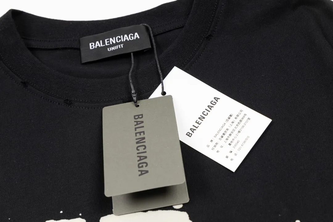🅿️166 Detailed picture [Top version. Official website quality] BALENCI*GA/Paris BALENCI*GA#BB hand-painted graffiti short-sleeved T-shirt. 2023 spring and summer new product. Brick cabinet synchronization. The fabric is made of Paris ZP custom-woven and dyed 100% cotton double yarn compact cotton. The weight is 260 grams, the cloth surface is clean. The cloth pattern is clear. Soft and comfortable. Good color fastness. Not easy to change color. The threads are woven and dyed with no color difference. The printing uses a circular machine to imitate hand-painted effects. No burrs. The color follows the original board. The brick cabinet is restored. The version adopts the OS loose shoulder version. Same style for men and women. Coding: BL223001 Color: black, white, gray blue, pink Size: XS S M L