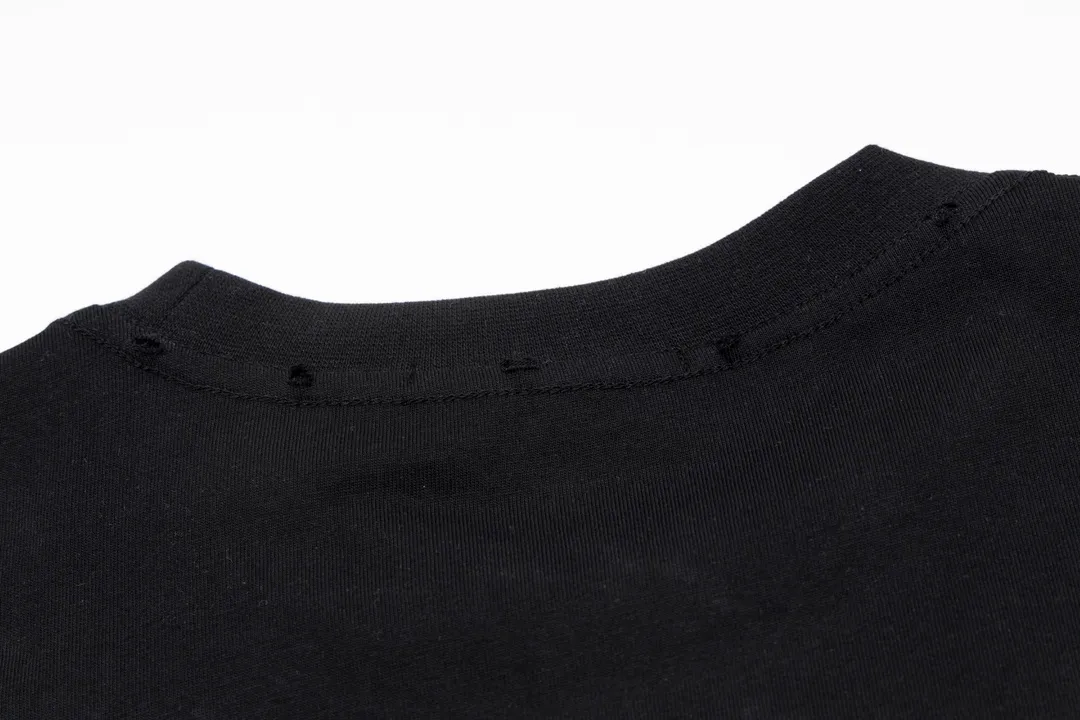 🅿️166 Detailed picture [Top version. Official website quality] BALENCI*GA/Paris BALENCI*GA#BB hand-painted graffiti short-sleeved T-shirt. 2023 spring and summer new product. Brick cabinet synchronization. The fabric is made of Paris ZP custom-woven and dyed 100% cotton double yarn compact cotton. The weight is 260 grams, the cloth surface is clean. The cloth pattern is clear. Soft and comfortable. Good color fastness. Not easy to change color. The threads are woven and dyed with no color difference. The printing uses a circular machine to imitate hand-painted effects. No burrs. The color follows the original board. The brick cabinet is restored. The version adopts the OS loose shoulder version. Same style for men and women. Coding: BL223001 Color: black, white, gray blue, pink Size: XS S M L