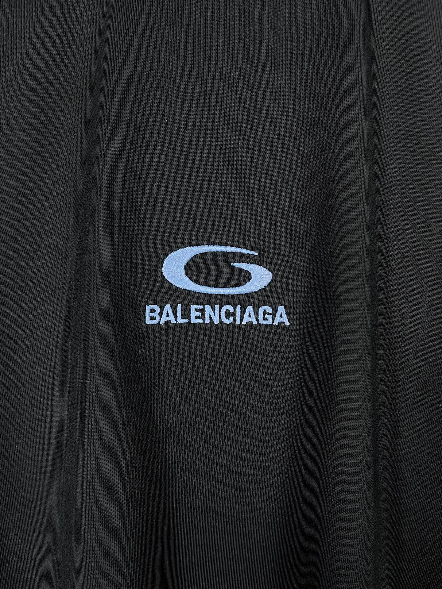 🅿️170 real photos [Top version. Official website quality] BALENCI*GA/Paris #2025 new style short-sleeved T-shirt with letter LOGO embroidered on the chest. The fabric is made of Paris ZP custom-woven and dyed cotton double yarn, with a weight of 260 grams. The cloth surface is clean. The cloth pattern is clear, soft and comfortable. The threads are dyed with no color difference. The classic letter LOGO is embroidered using imported Tajima embroidery machine. The letters are clear and the effect is three-dimensional. Restore the brick cabinet, adopt OS loose shoulder style. Same style for men and women. Code: BL253730 Color: Black Size: XS S M L