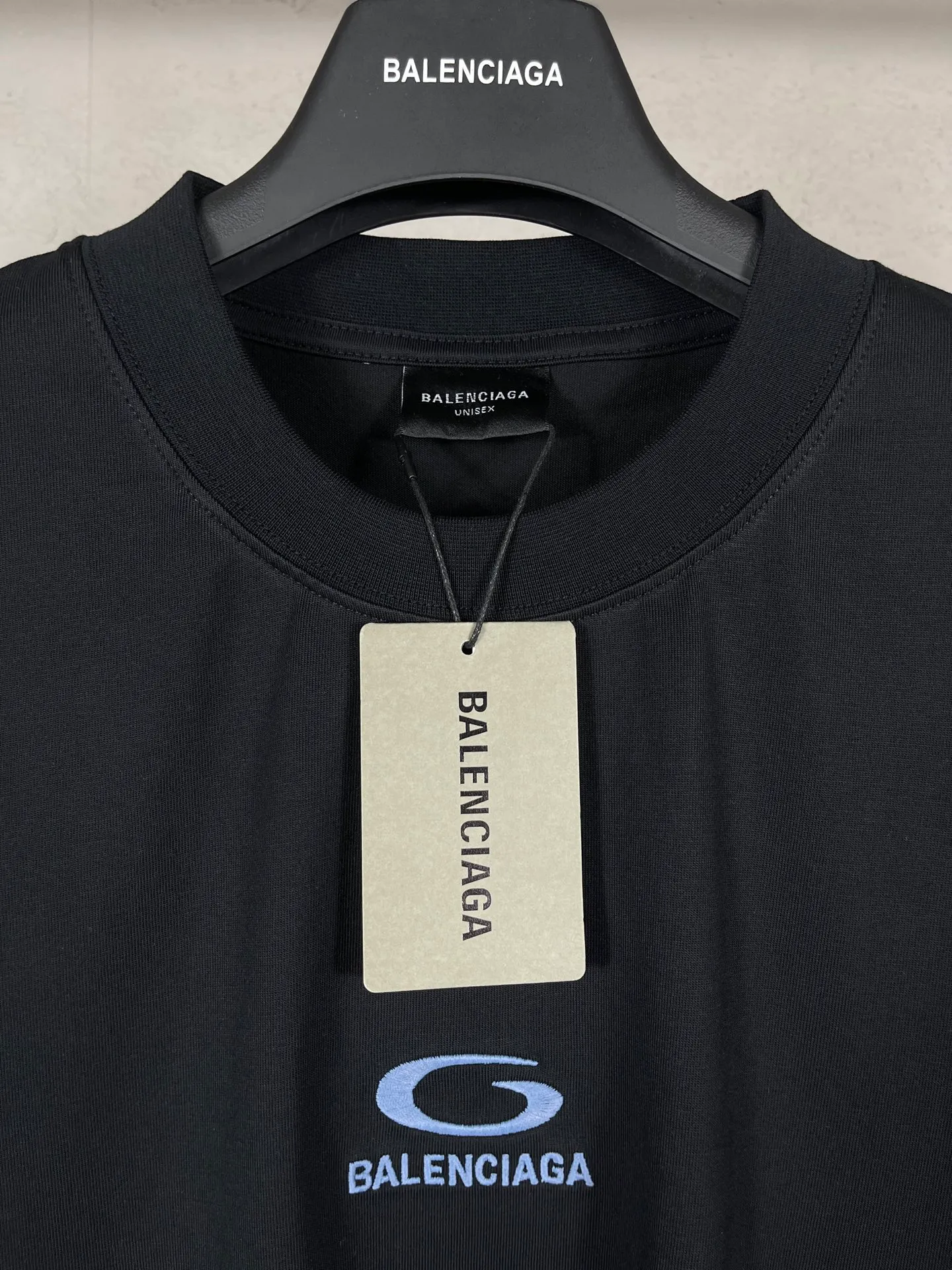🅿️170 real photos [Top version. Official website quality] BALENCI*GA/Paris #2025 new style short-sleeved T-shirt with letter LOGO embroidered on the chest. The fabric is made of Paris ZP custom-woven and dyed cotton double yarn, with a weight of 260 grams. The cloth surface is clean. The cloth pattern is clear, soft and comfortable. The threads are dyed with no color difference. The classic letter LOGO is embroidered using imported Tajima embroidery machine. The letters are clear and the effect is three-dimensional. Restore the brick cabinet, adopt OS loose shoulder style. Same style for men and women. Code: BL253730 Color: Black Size: XS S M L