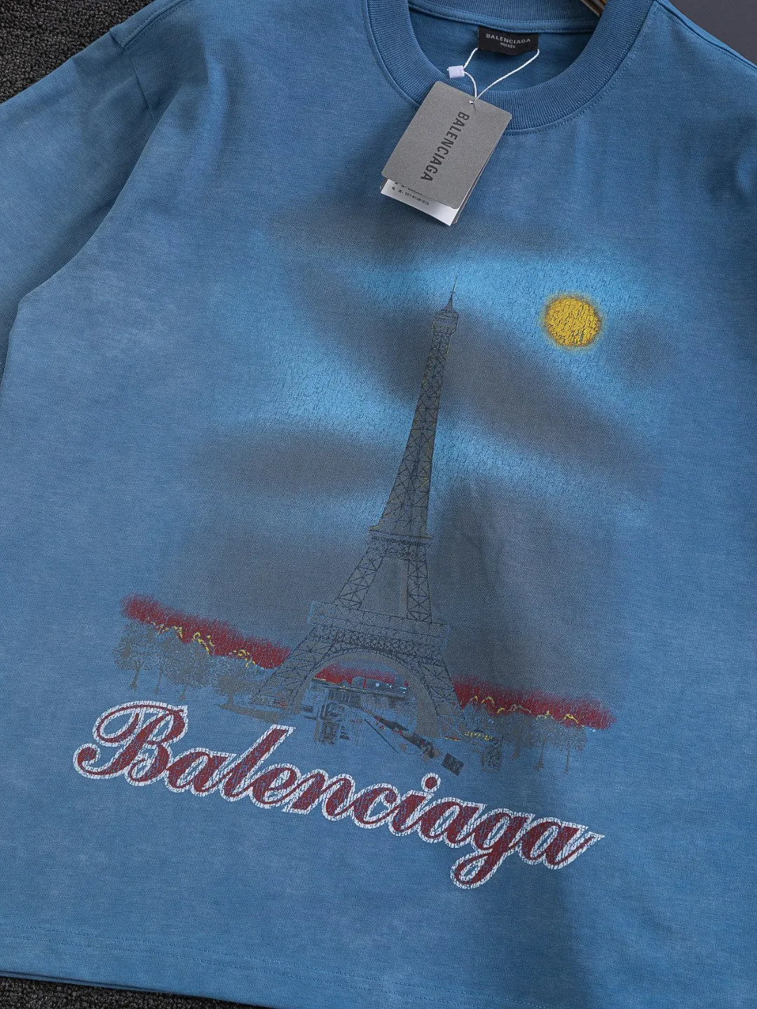 🅿️210 Balenciaga Double BB Slightly wide version S-XL 25ss New Year catwalk hot sale🔥New style washed Eiffel Tower🗼Night view printed logo short-sleeved T-shirt is full of retro flavor. Every new product in Paris is bound to set off a fashion wave. This one is no exception..🙈🙈Both men and women are super handsome! The os version is not picky at all, and the high-quality products are rare and sold in limited quantities. Balenciaga's new Be different round neck short-sleeved, basic style casual T-shirt, the overall design is simple and fashionable, very elegant and clean. Made of 100% pure cotton fabric, the upper body is soft and comfortable. The details are just right, not exaggerated, and have a sense of design. This T-shirt is a couple's style that can be worn by both men and women. It is fashionable, versatile and easy to wear! Color: Black Pink Gray Size: S MLXL Size chart: S: Shoulder width 50 - Bust 54 - Clothing length 70 M: Shoulder width 52 - Bust 56.5 - Clothing length 72 L: Shoulder width 54 - Bust 59 - Clothing length 74 XL: Shoulder width 56 - Bust 61.5 - Clothing length 76