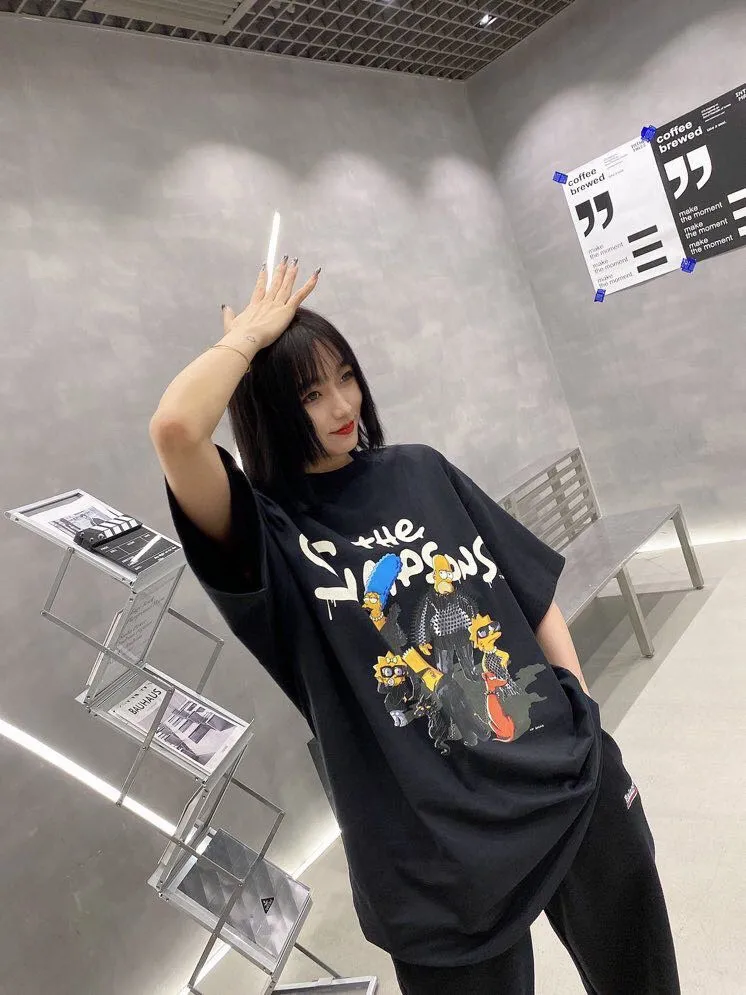 ♻️💯Upper body reference model picture❤️The new top-notch proven version Balenciaga BALENCIAGA The Simpsons cartoon pattern burst pattern pure cotton loose short-sleeved T-shirt for men and women couples. The process uses Korlay printing cracking effect. The front panel printing glue bursting effect uses imported transparent slurry to scrape the bottom to make the printing bursting feel uniform. (PS: If this process is missing, the printing will easily fall off in large areas after cracking.) The embroidery at the hem uses a Tajima embroidery machine imported from Japan, which makes the size and spacing of the letters even, and the hollows of the letters will not be filled. Precise craftsmanship, full of details. The fabric is made of 24S 260g double yarn cotton fabric, brand new, washed, and labeled. Genuine products are consistent and synchronized, and coded authentic products are consistent and synchronized. Top tested version, accurate and flawless.  Color: Black White Yellow Blue Size: XS-L P:260
