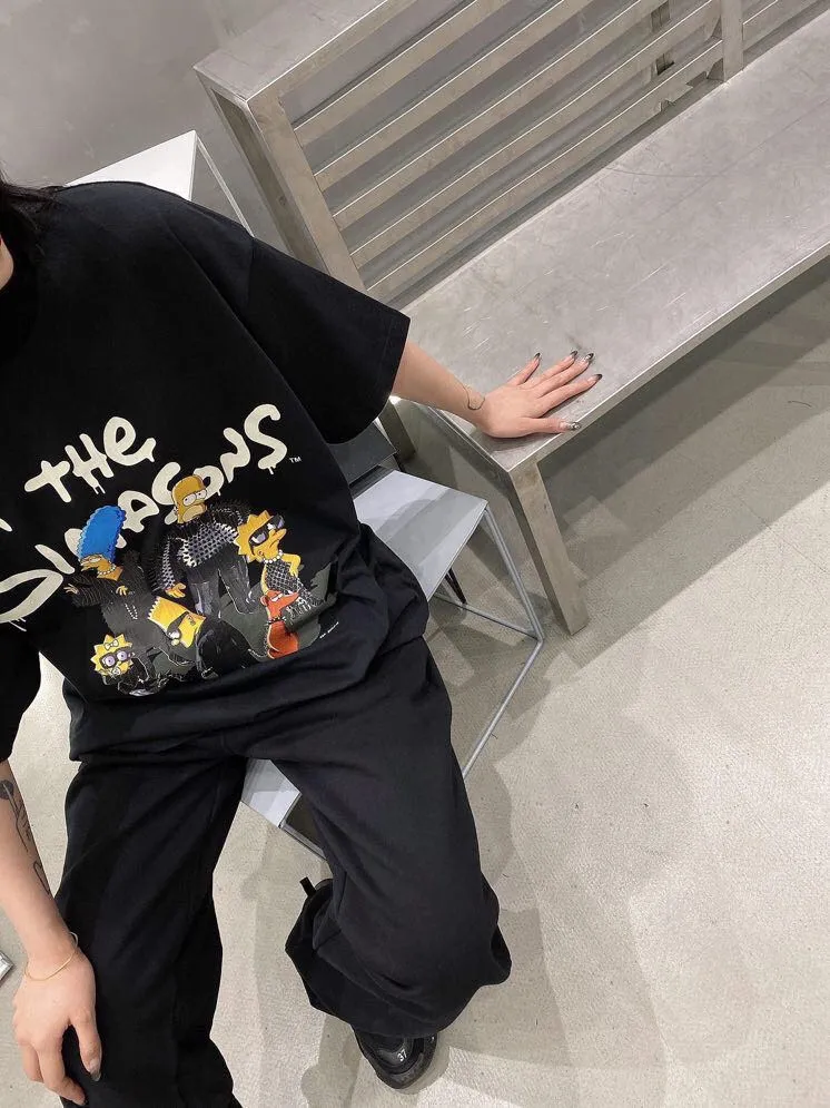 ♻️💯Upper body reference model picture❤️The new top-notch proven version Balenciaga BALENCIAGA The Simpsons cartoon pattern burst pattern pure cotton loose short-sleeved T-shirt for men and women couples. The process uses Korlay printing cracking effect. The front panel printing glue bursting effect uses imported transparent slurry to scrape the bottom to make the printing bursting feel uniform. (PS: If this process is missing, the printing will easily fall off in large areas after cracking.) The embroidery at the hem uses a Tajima embroidery machine imported from Japan, which makes the size and spacing of the letters even, and the hollows of the letters will not be filled. Precise craftsmanship, full of details. The fabric is made of 24S 260g double yarn cotton fabric, brand new, washed, and labeled. Genuine products are consistent and synchronized, and coded authentic products are consistent and synchronized. Top tested version, accurate and flawless.  Color: Black White Yellow Blue Size: XS-L P:260