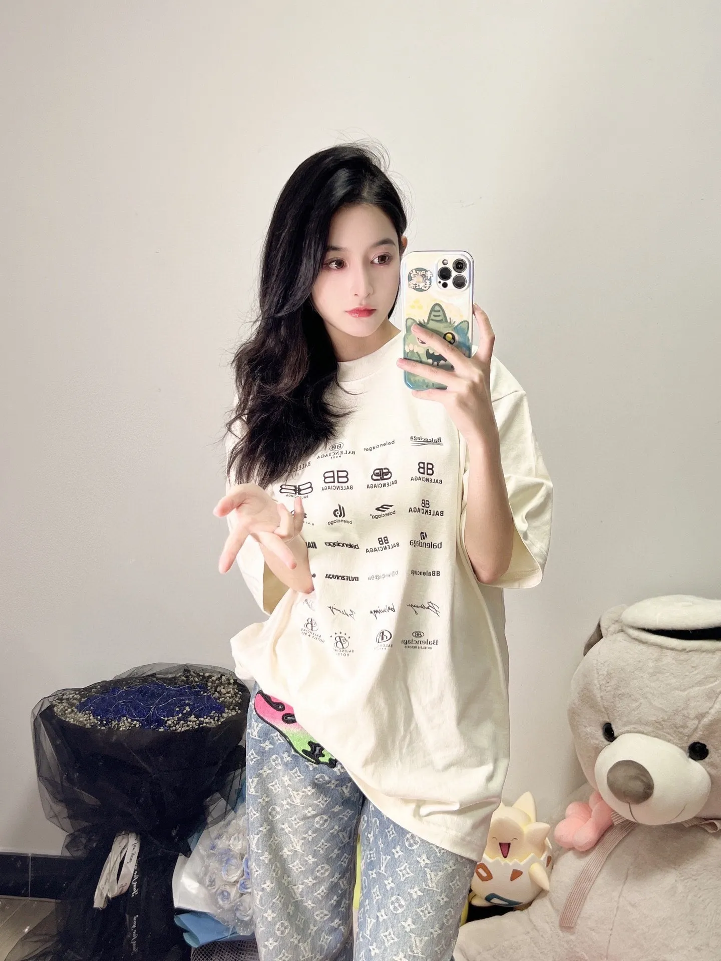 ♻️💯Reference model picture for the upper body❤️The top version of Balenciaga BALENCIAGA is fully printed with LOGO slogans for male and female couples. The same style pure cotton loose short-sleeved T-shirt for male and female couples. Balenciaga was founded by Cristobal Balenciaga, a great genius designer who is known as representing the twentieth century. For more than half a century since the brand was founded, Balenciaga has been famous in the fashion industry for its fashion and elegance. You can find any of your favorite logos on the front and back of this piece, Ness.  The front and rear printing uses low-coverage screen printing technology, and the glue is imported. The printing is very delicate, and the scratched out problems are very clear and there are no burrs. The fabric is made of 280g double-ply double-yarn pure cotton loose fabric, which is loose and breathable, has good drying effect, full drape and skin toning. Color: Black White Pink Size: XS-L P:240