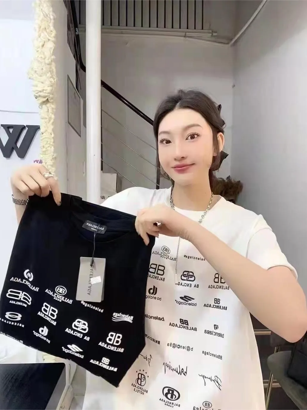 ♻️💯Reference model picture for the upper body❤️The top version of Balenciaga BALENCIAGA is fully printed with LOGO slogans for male and female couples. The same style pure cotton loose short-sleeved T-shirt for male and female couples. Balenciaga was founded by Cristobal Balenciaga, a great genius designer who is known as representing the twentieth century. For more than half a century since the brand was founded, Balenciaga has been famous in the fashion industry for its fashion and elegance. You can find any of your favorite logos on the front and back of this piece, Ness.  The front and rear printing uses low-coverage screen printing technology, and the glue is imported. The printing is very delicate, and the scratched out problems are very clear and there are no burrs. The fabric is made of 280g double-ply double-yarn pure cotton loose fabric, which is loose and breathable, has good drying effect, full drape and skin toning. Color: Black White Pink Size: XS-L P:240